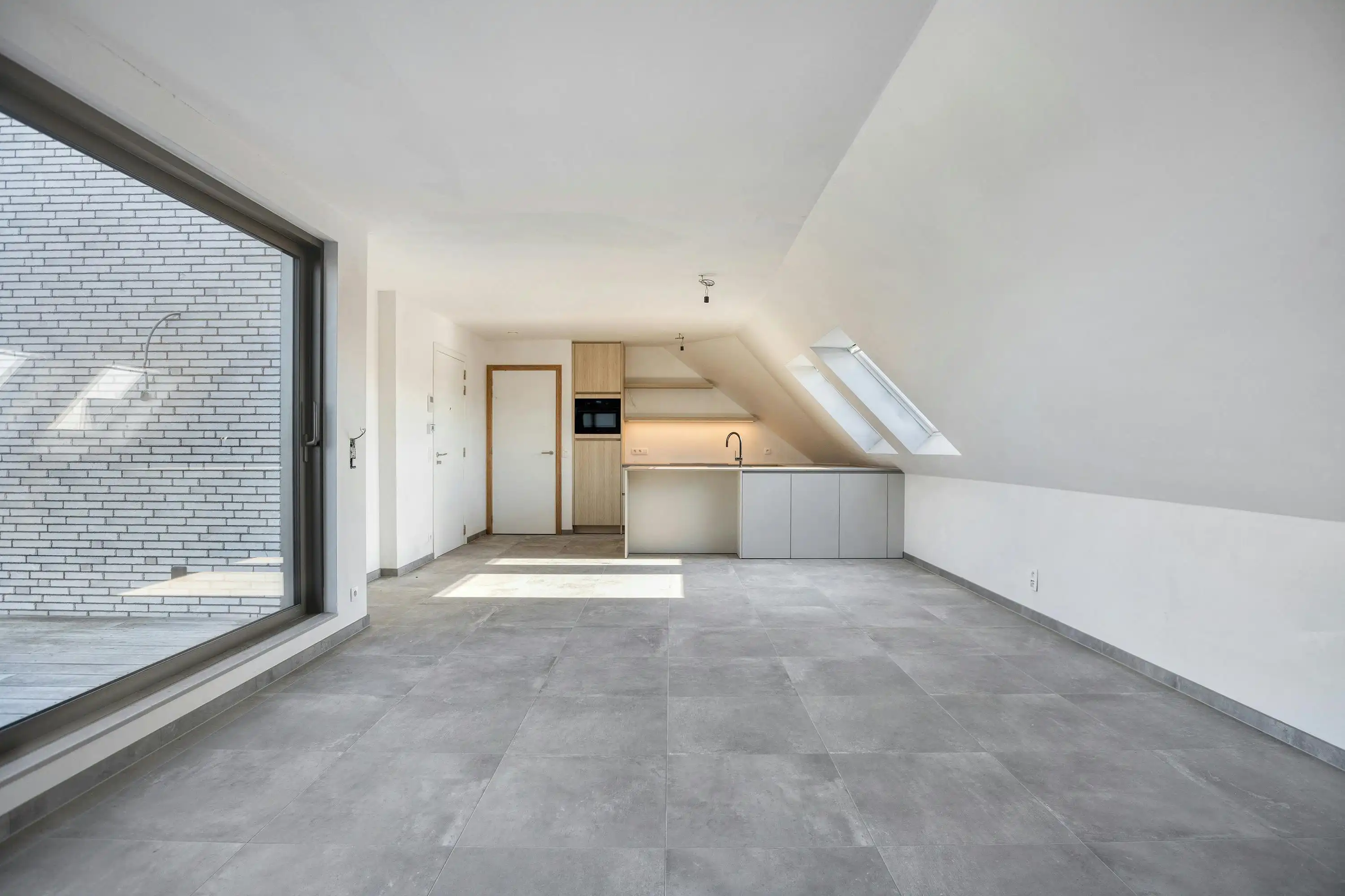 Ruim appartement te koop in Ieper met twee kamers en terras foto 3