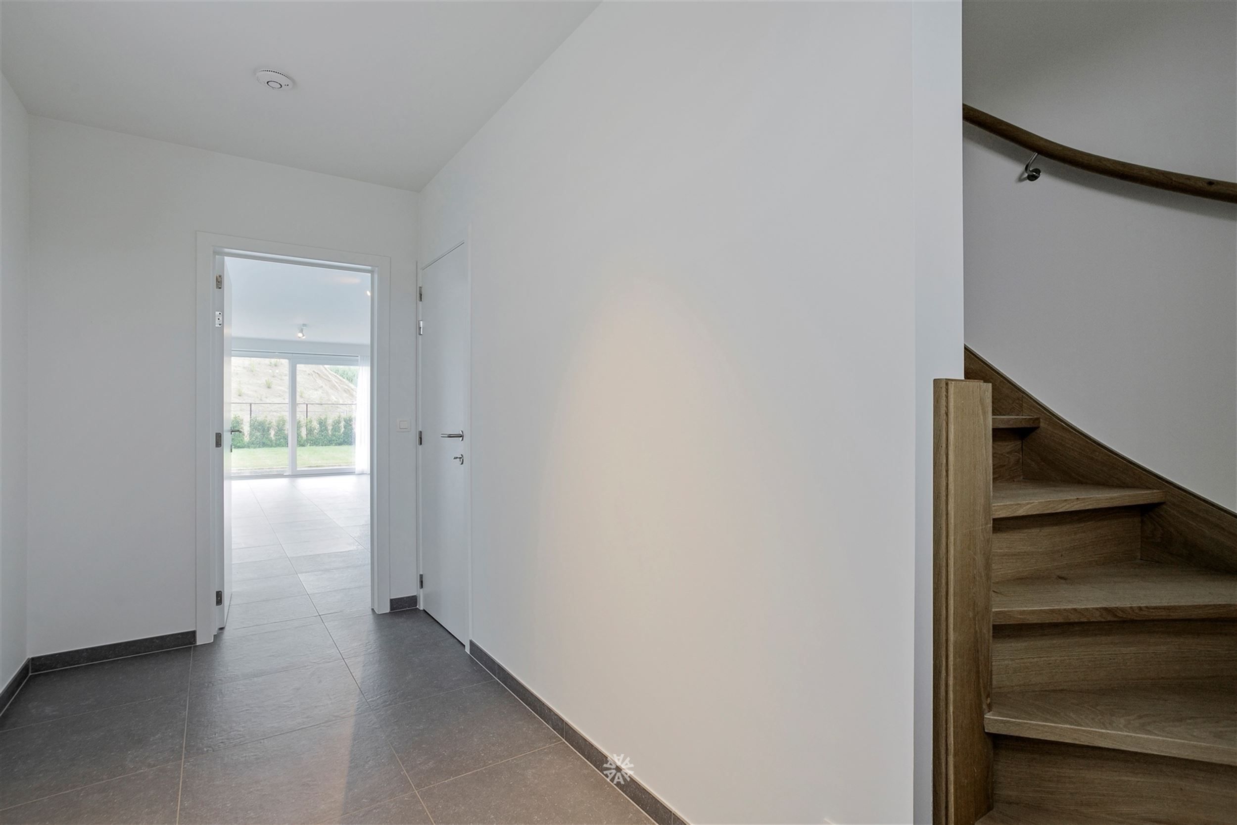 Prachtige nieuwbouwwoning met zuid-west gerichte tuin en 4 slaapkamers foto 2