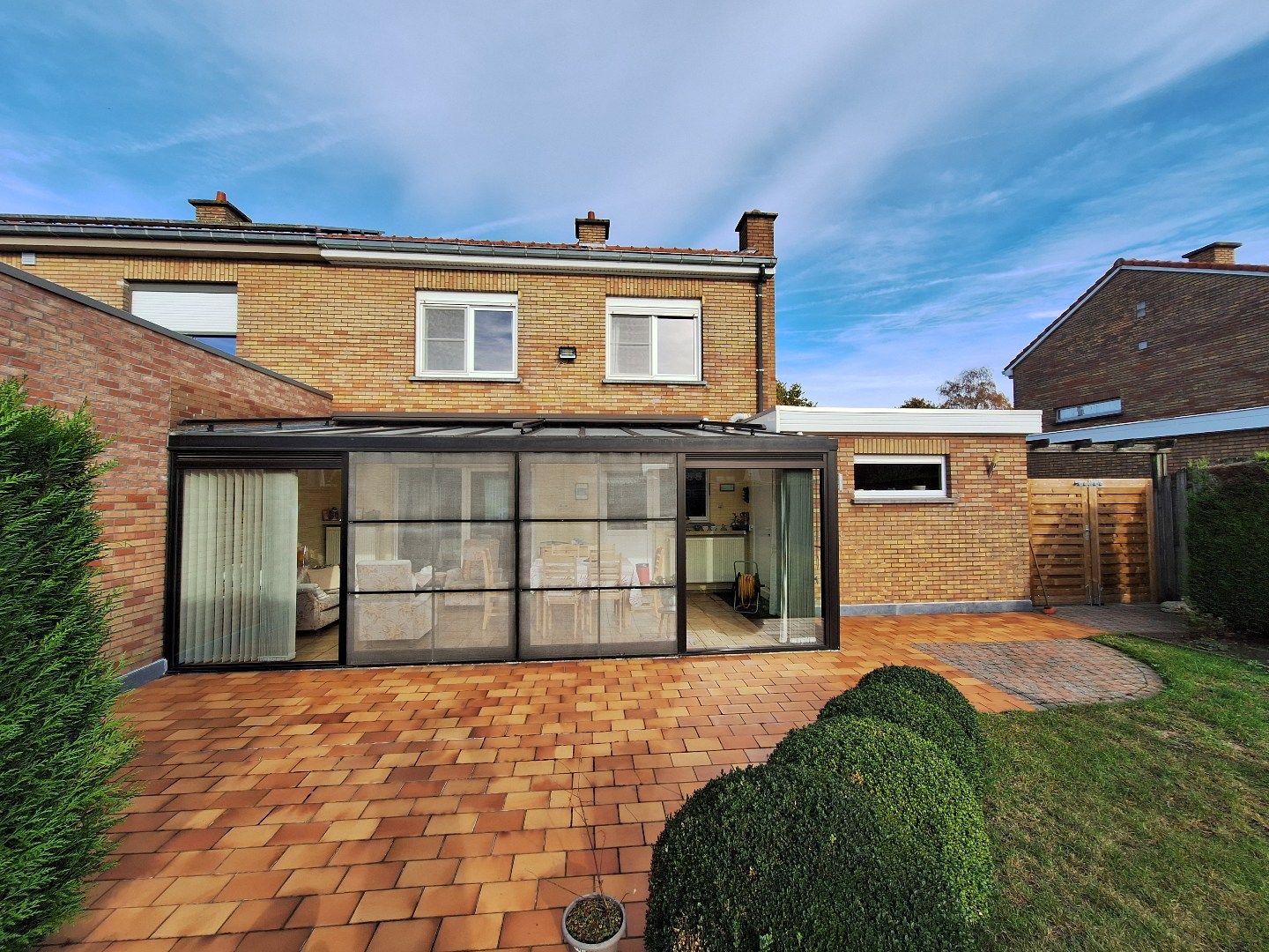 Halfopen woning met grote tuin in een rustige buurt foto 4