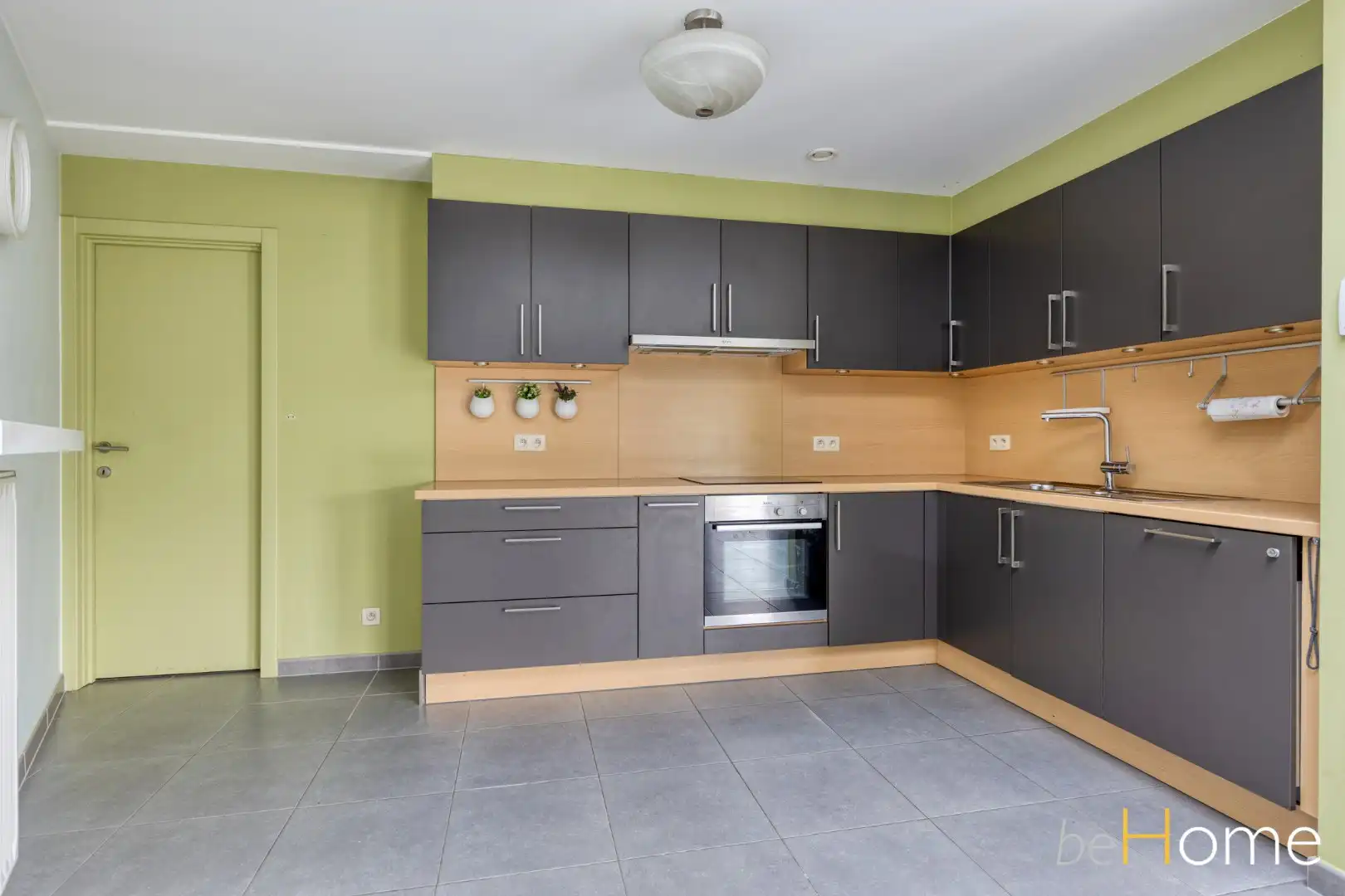 TE KOOP - Op zoek naar een leuk gelijkvloers-appartement met tuin in Merchtem? Welkom Home! foto 11