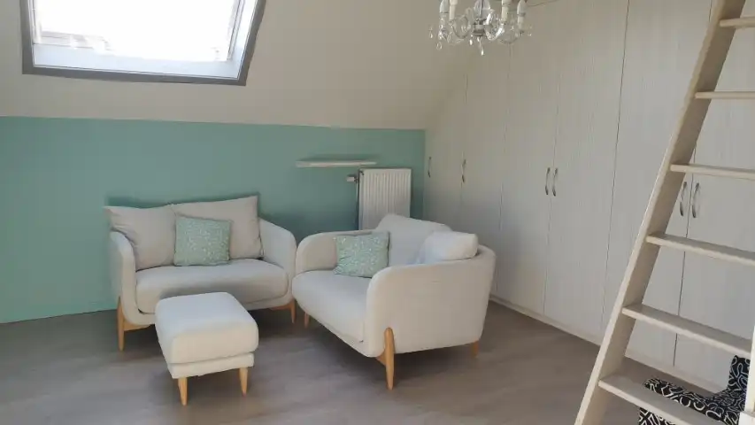 Gezellige bemeubelde studio met mezzanine te huur. foto 2