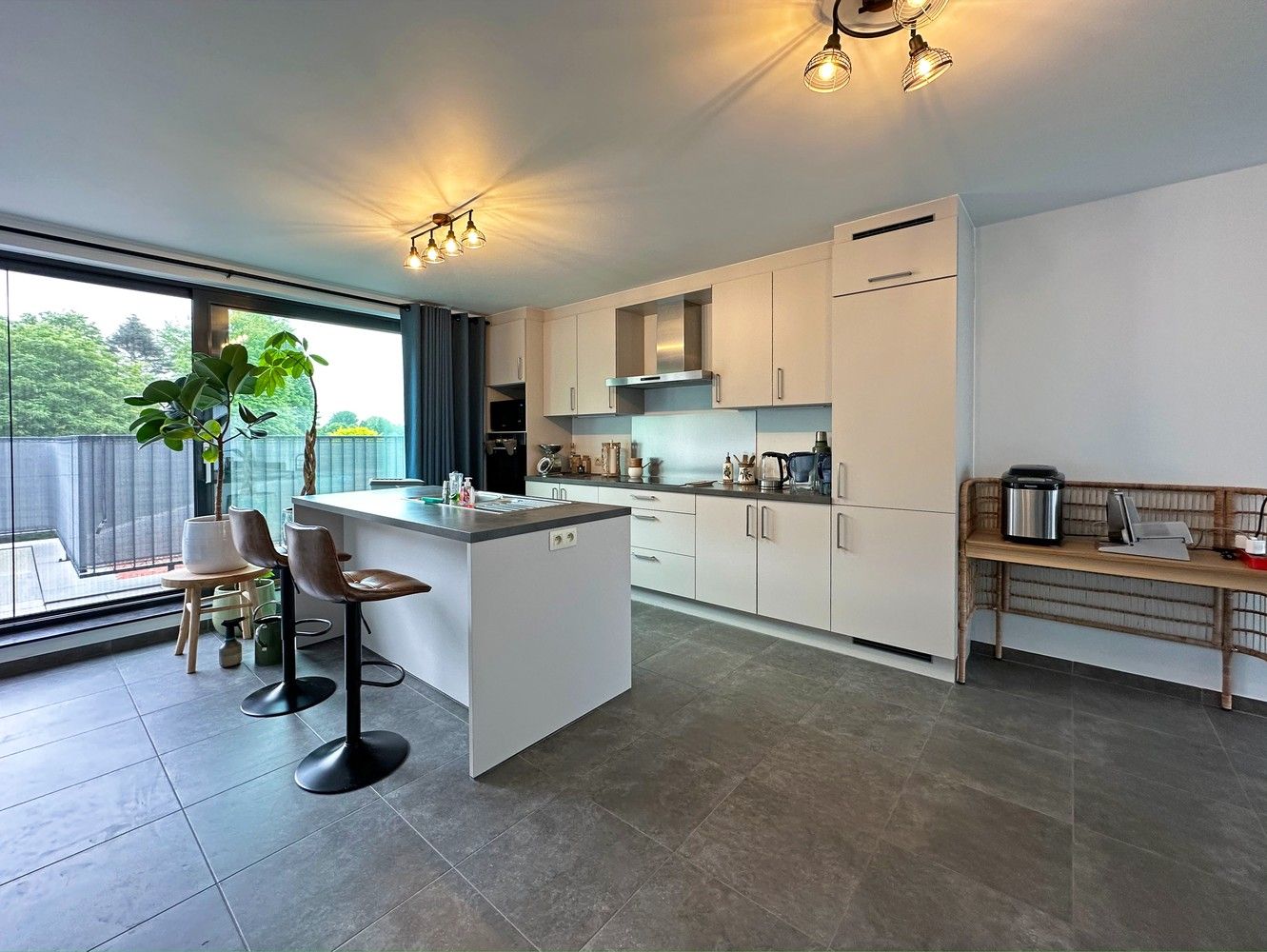 Recent appartement met lift en ruim terras op de tweede verdieping op centrale locatie in Wijnegem! foto 4