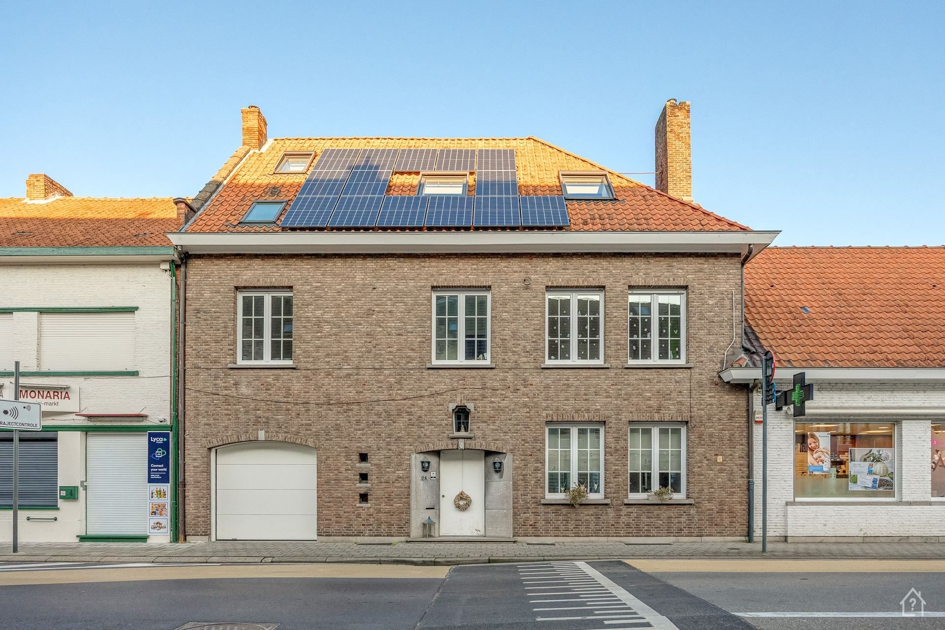 Sterk opgewaardeerde Apothekerswoning met 4 slaapkamers foto {{pictureIndex}}