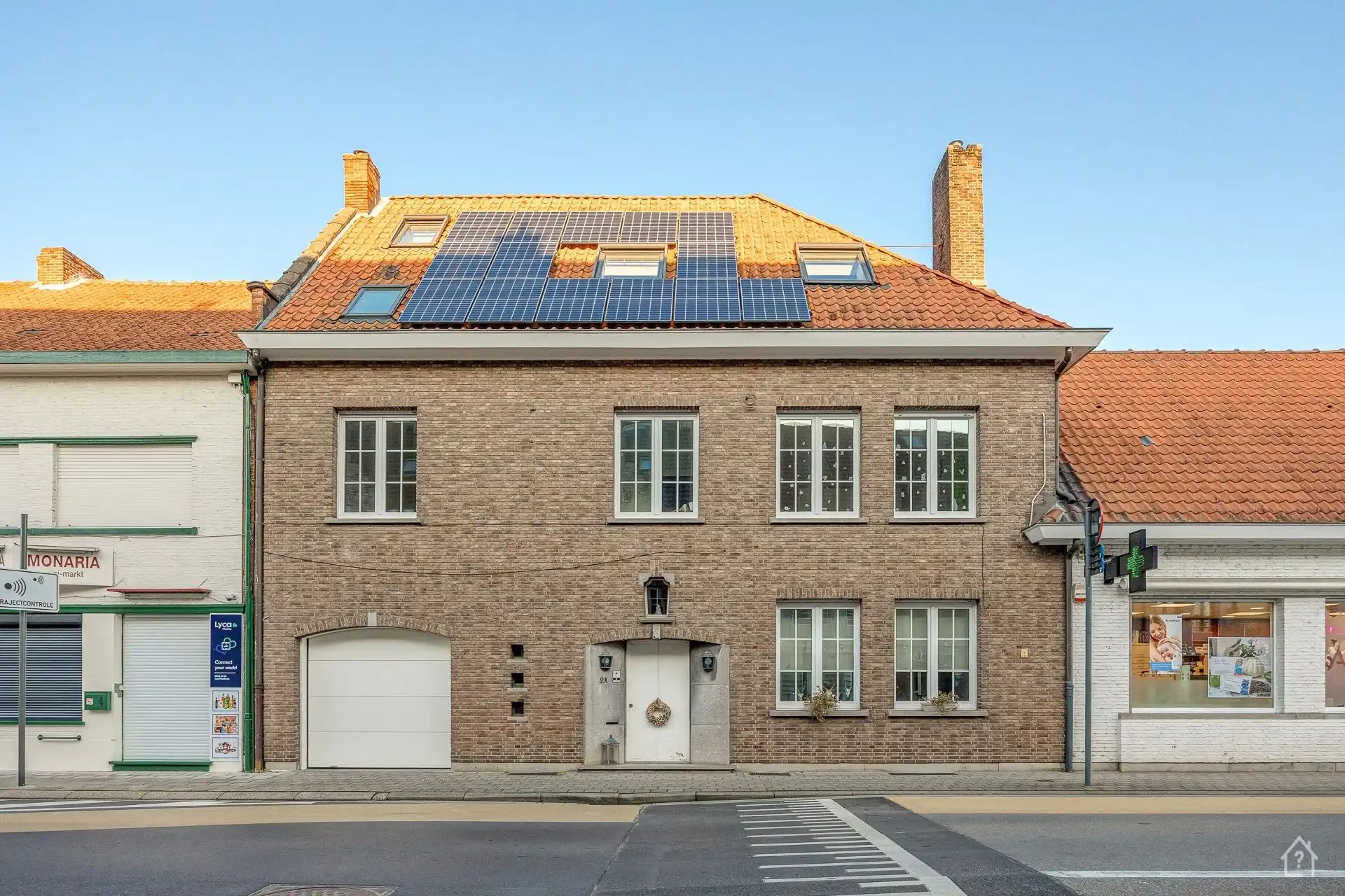 Sterk opgewaardeerde Apothekerswoning met 4 slaapkamers foto {{pictureIndex}}