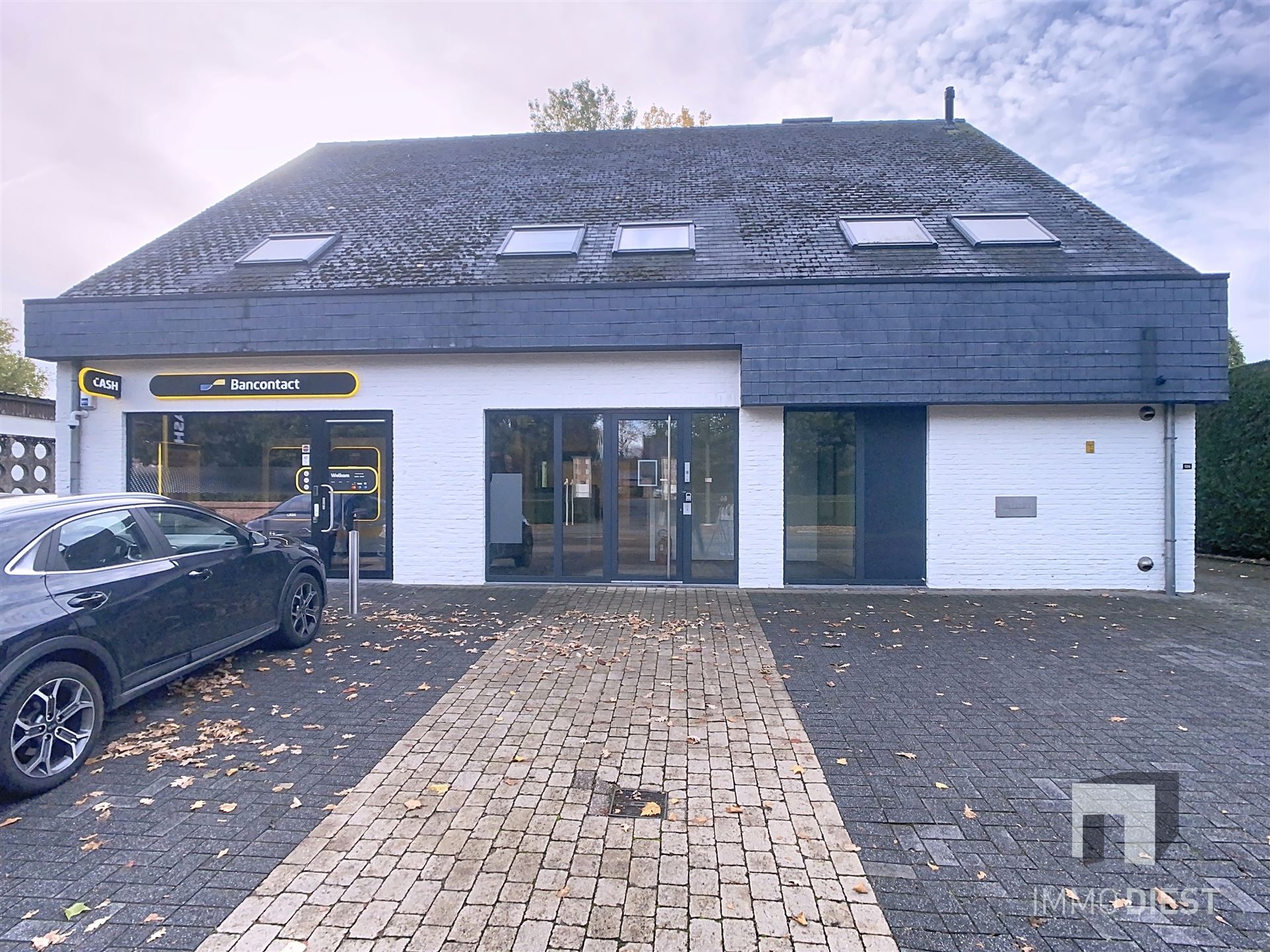 Kantoorgebouw met mogelijkheden foto {{pictureIndex}}