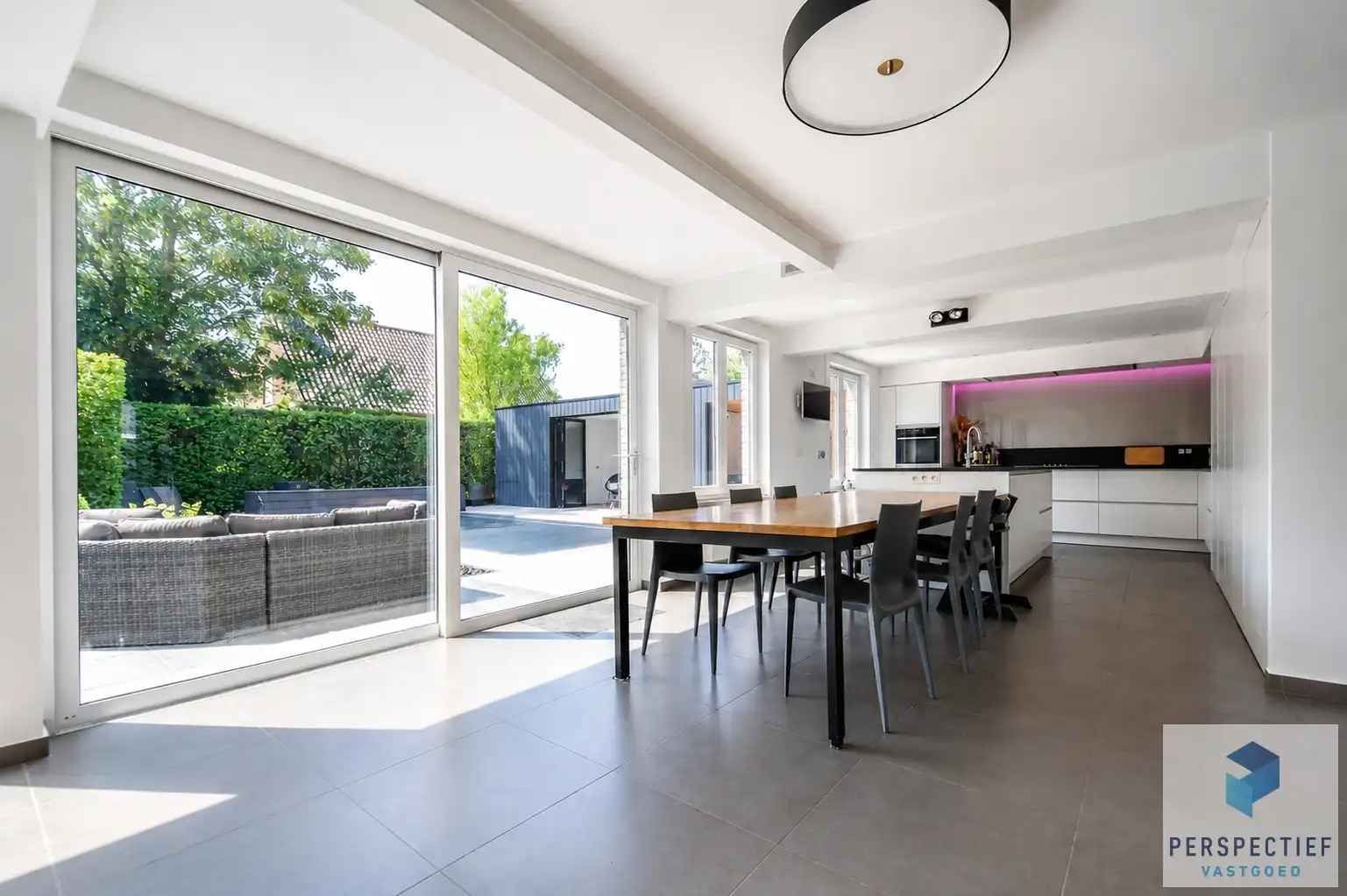 Ruime (254m²) instapklare gezinswoning met 4 slaapkamers, zwembad en poolhouse foto 14