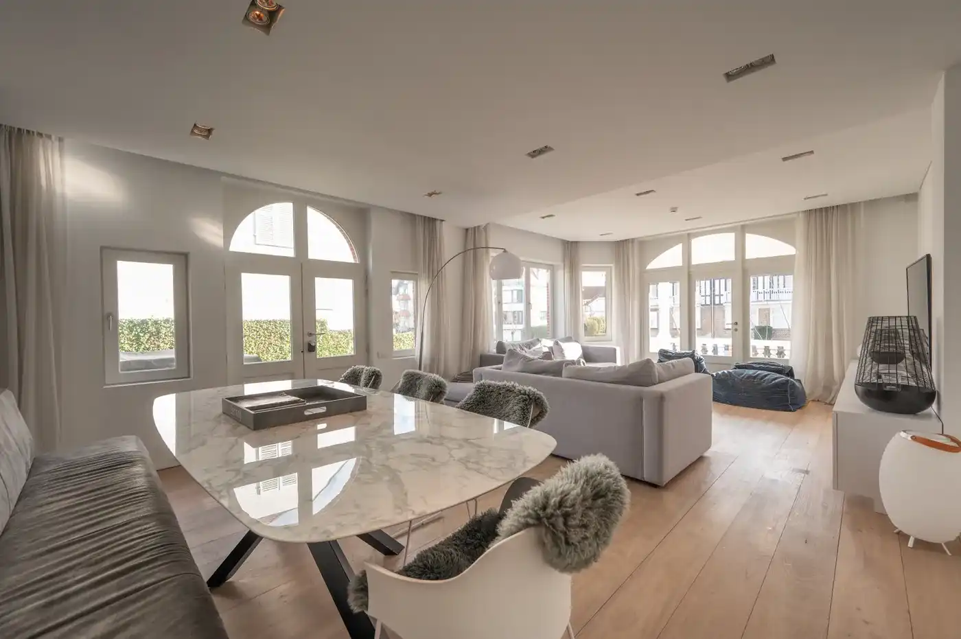 Gerenoveerde villa in Zoute, Knokke-Heist met 4 slaapkamers, tuin, garage, fietsenberging en 227m² hoogwaardige woonruimte. foto 6