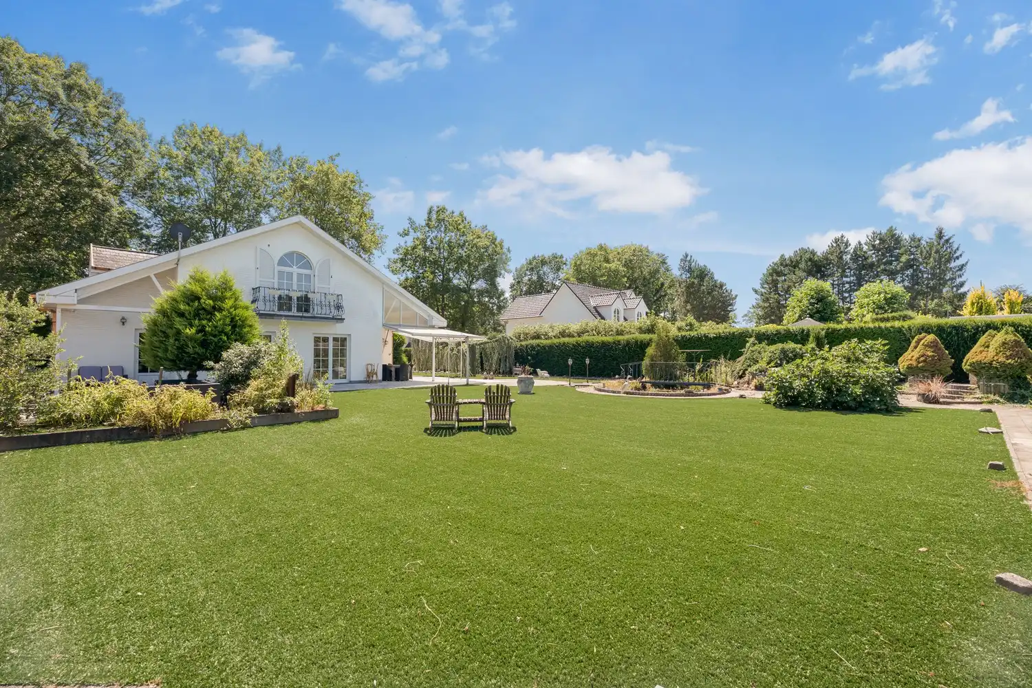 Exclusieve villa met royale leefruimtes op een unieke locatie foto 2