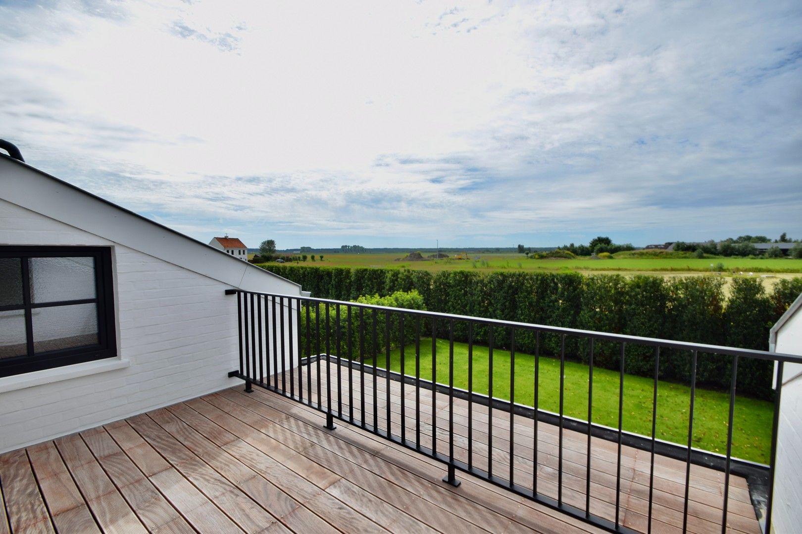 Geheel van 3 volledig gerenoveerde woningen in het woonerf Witte Poldershof foto 7