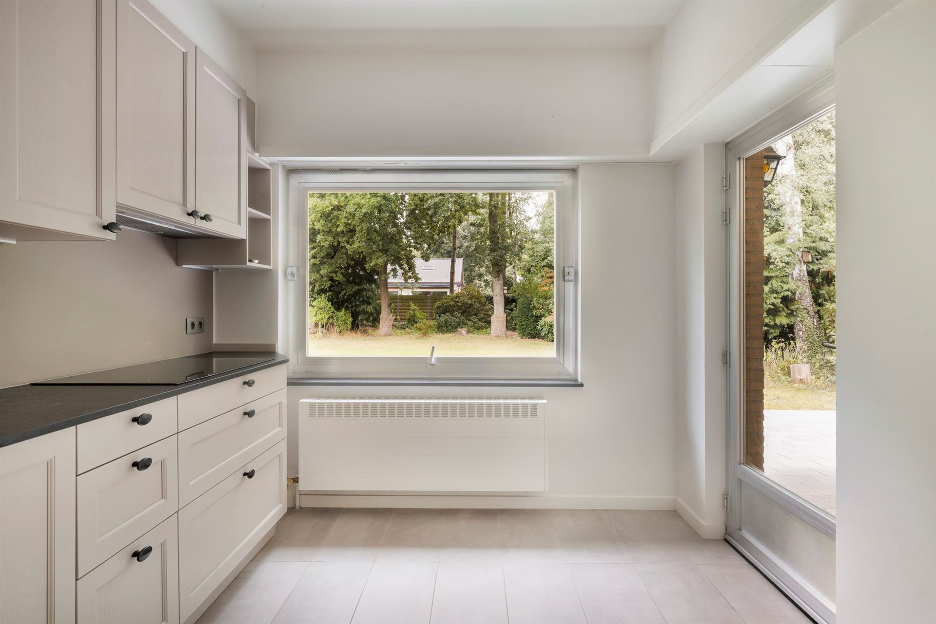 Volledig gerenoveerde woning in rustige villawijk foto 11