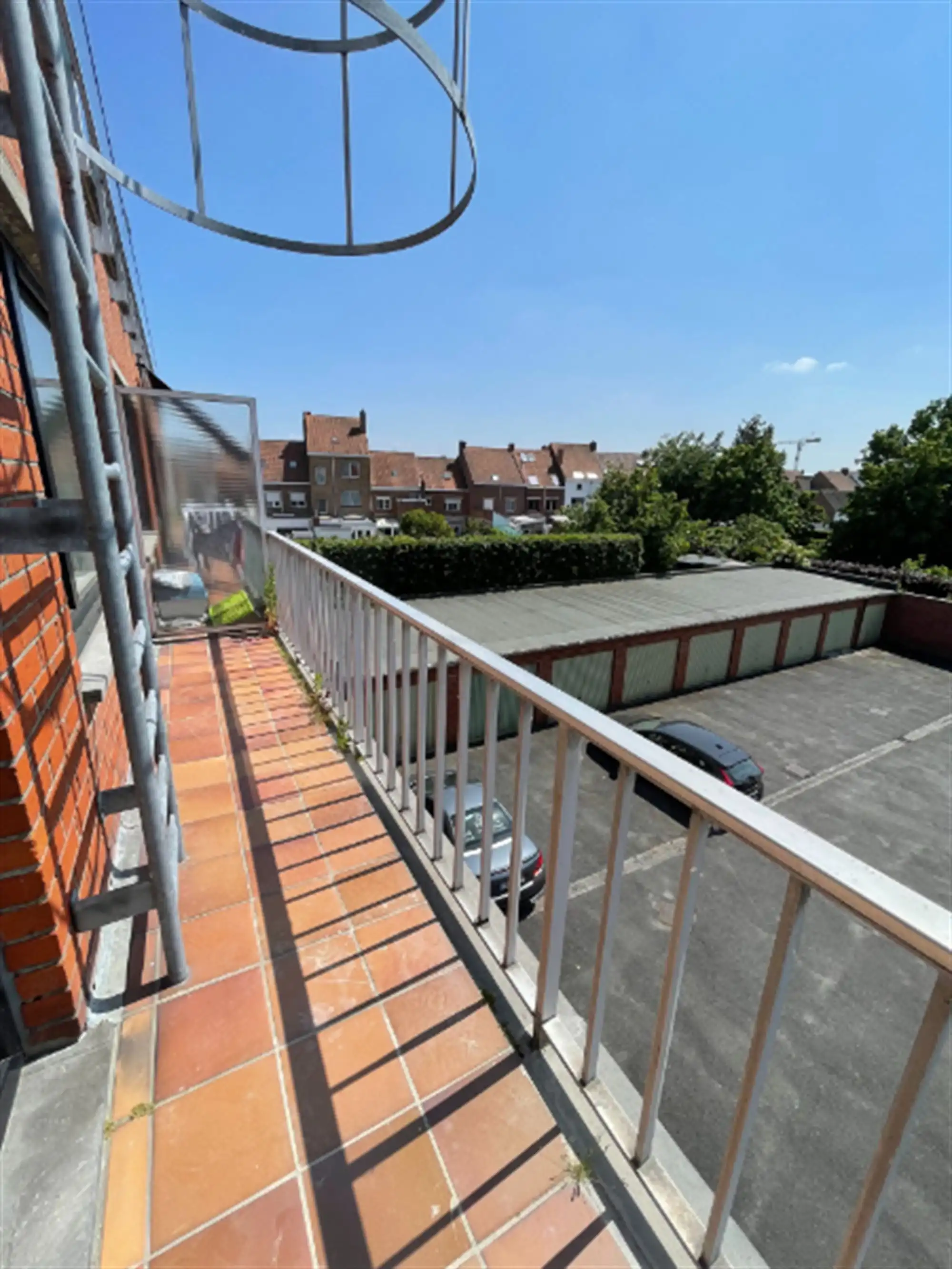 Vernieuwd modern appartement met terras en garage foto 9