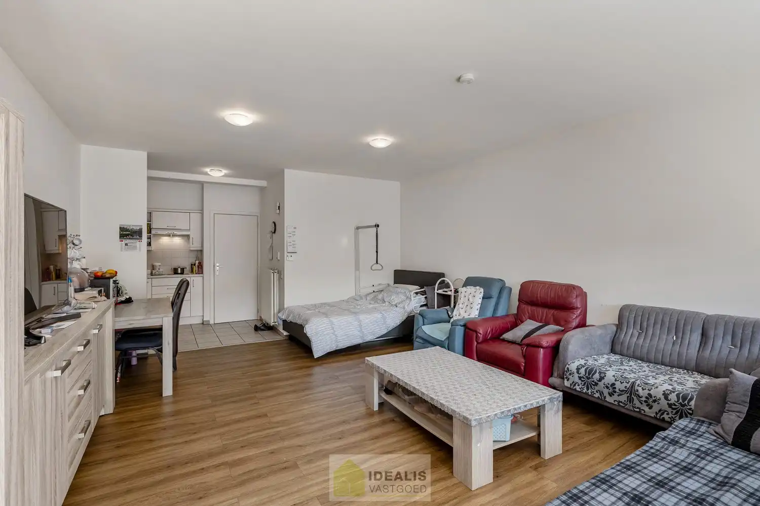 IDEALIS VASTGOED – GELIJKVLOERS APPARTEMENT MET LICHTRIJKE LEEFRUIMTE EN AANSLUITEND RUIME KEUKEN, BADKAMER, 2 SLAAPKAMERS EN GARAGEBOX OP EEN UITERST GUNSTIGE LOCATIE VLAK BIJ HET CENTRUM VAN PELT! foto 9