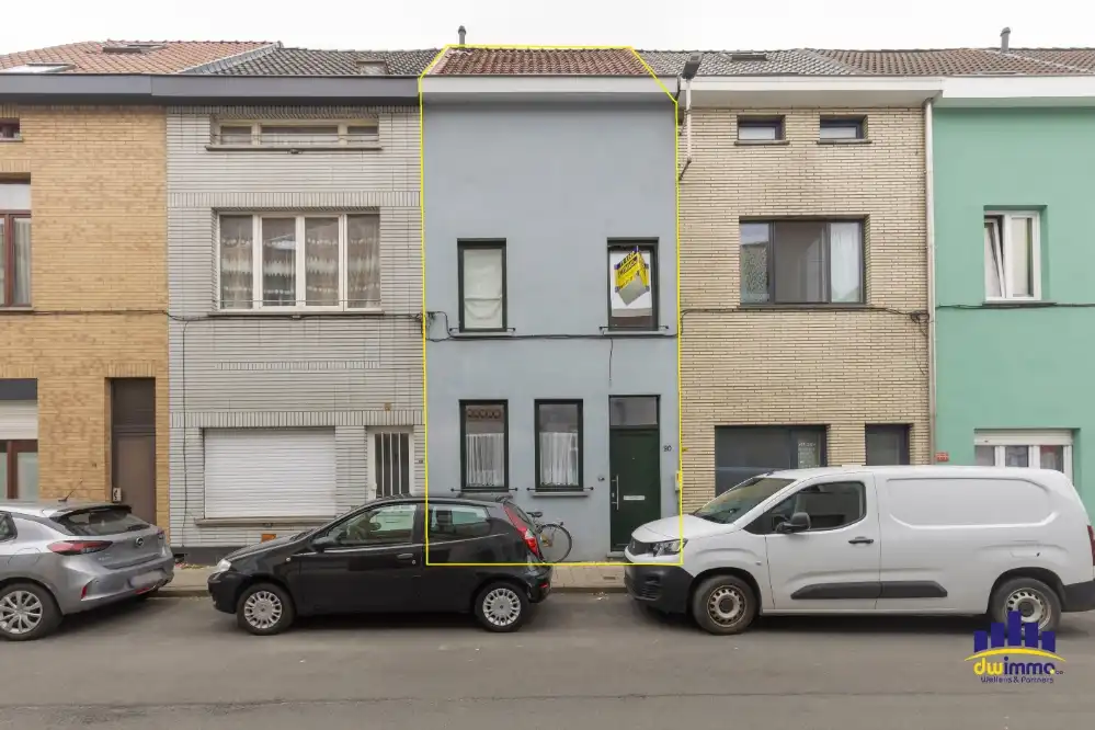 Ruime woning met 3 slaapkamers en gezellige koer in Ledeberg. foto {{pictureIndex}}