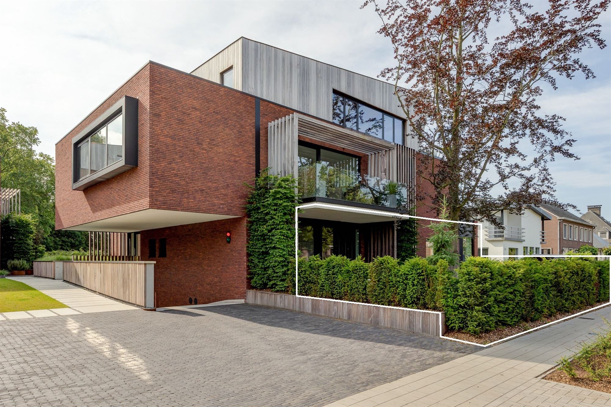 Lichtrijk en luxueus appartement met omvattende tuin foto 2