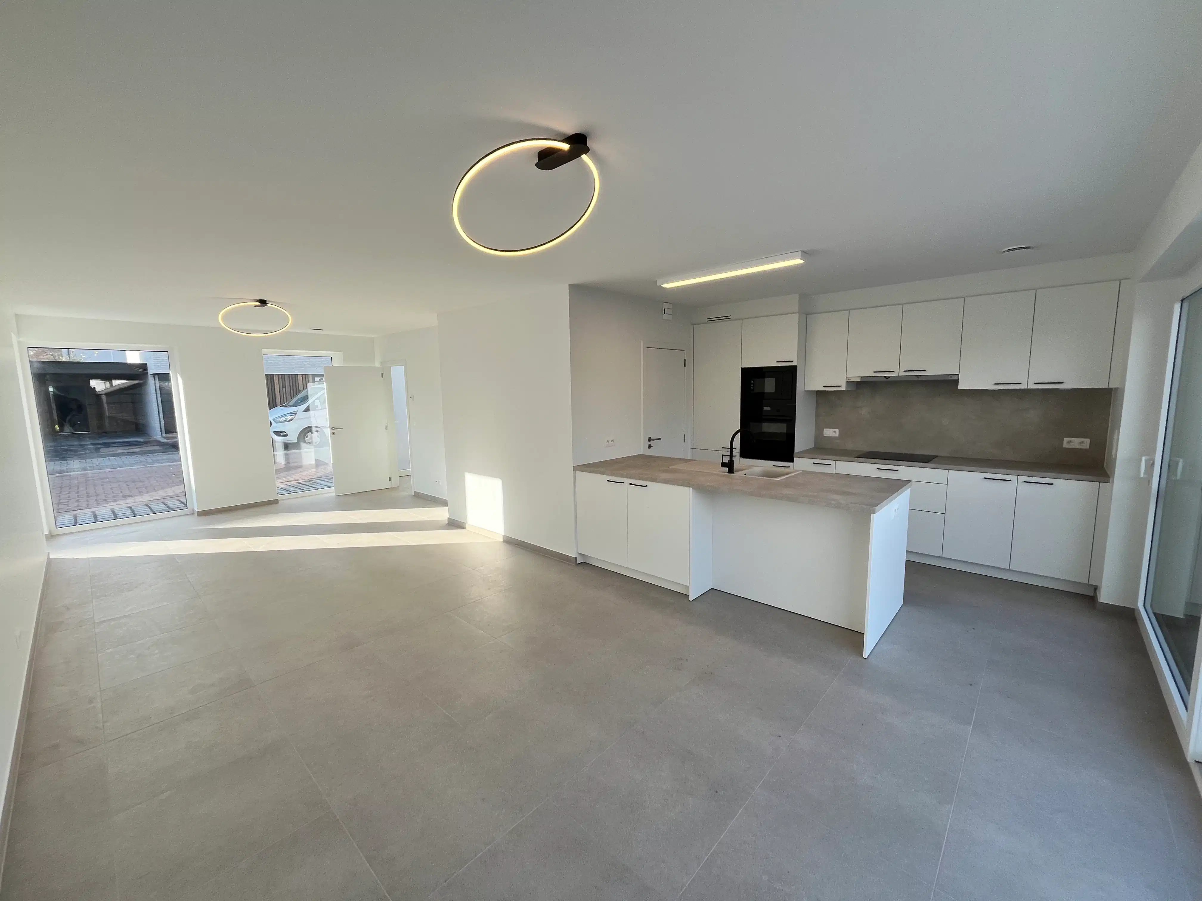 Moderne nieuwbouwwoning voorzien van 3 slaapkamers en carport foto 2