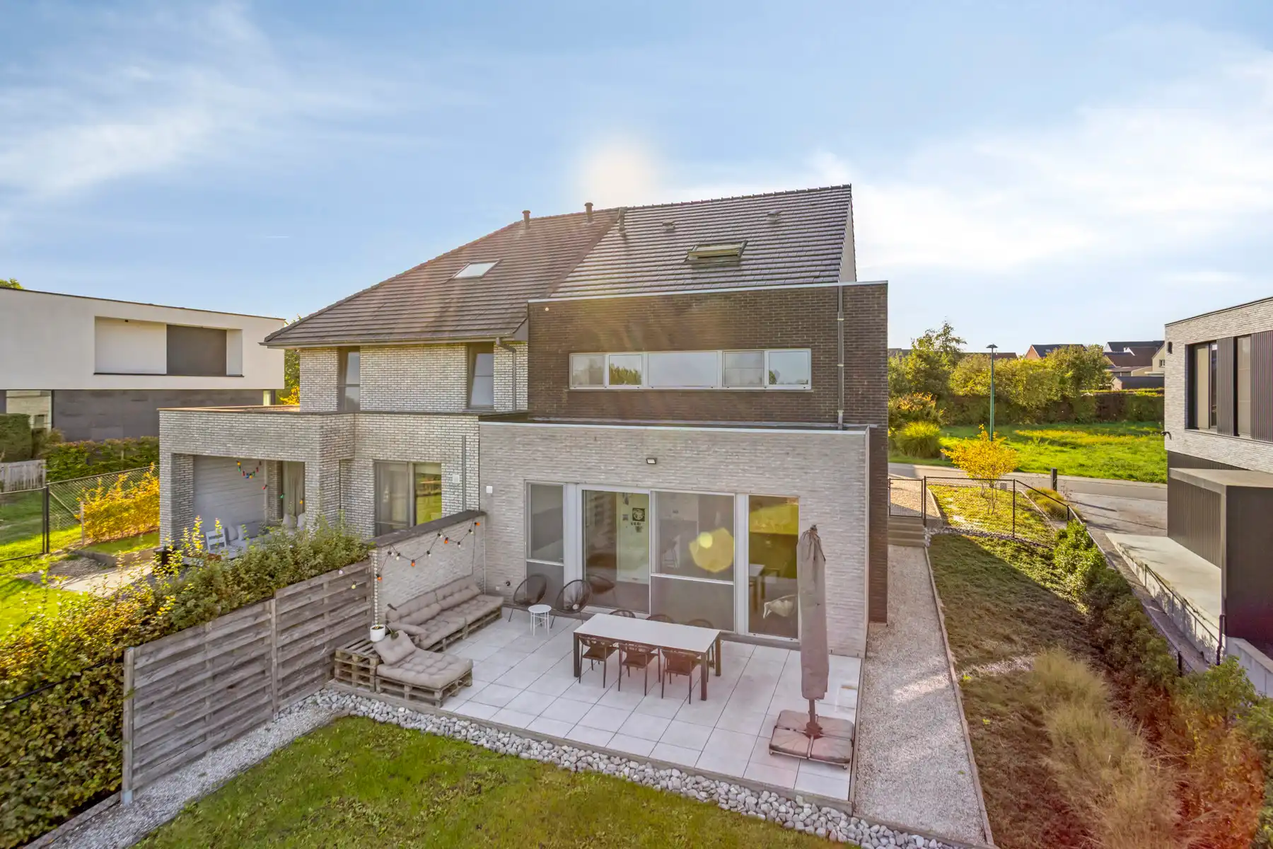 Recente 3-gevelwoning op topligging foto 3