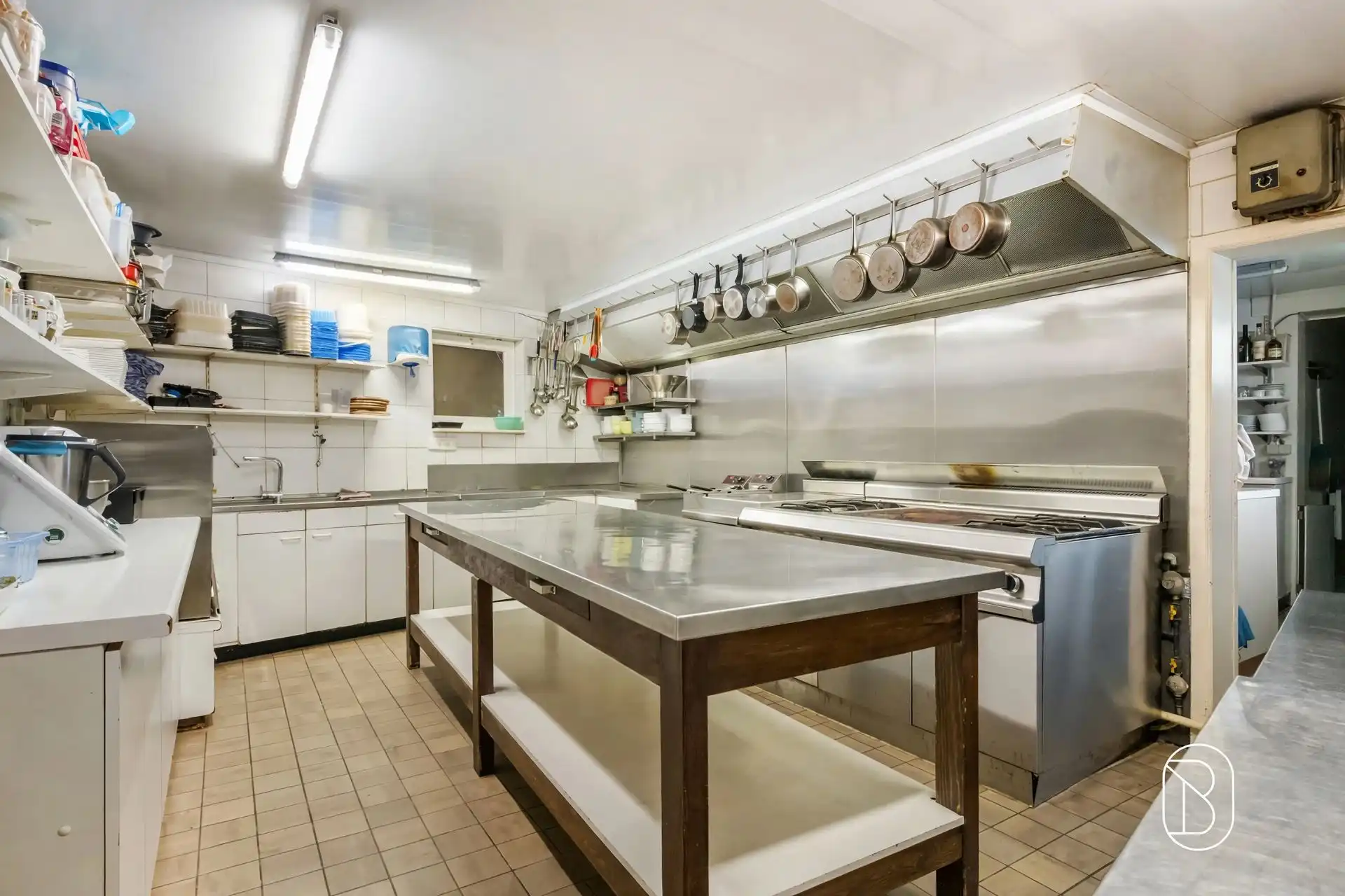 Topgelegen horecazaak met parking, en woonst foto 14