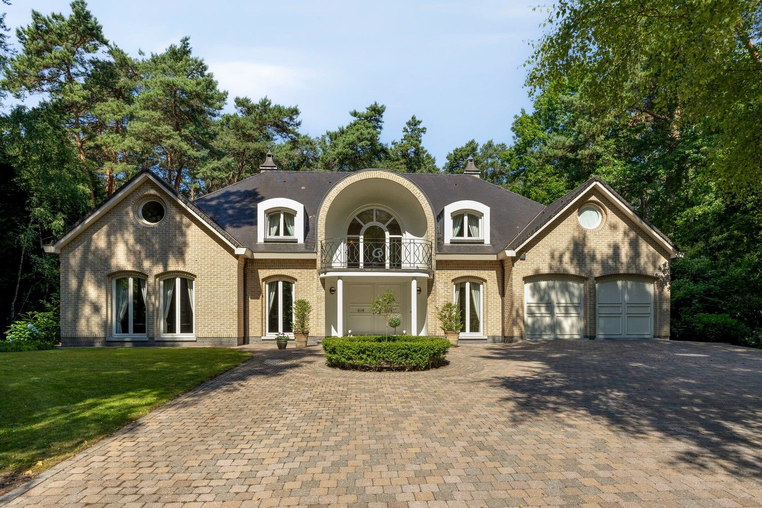 Exclusieve, royale villa in prestigieuze villawijk te Maasmechelen foto {{pictureIndex}}