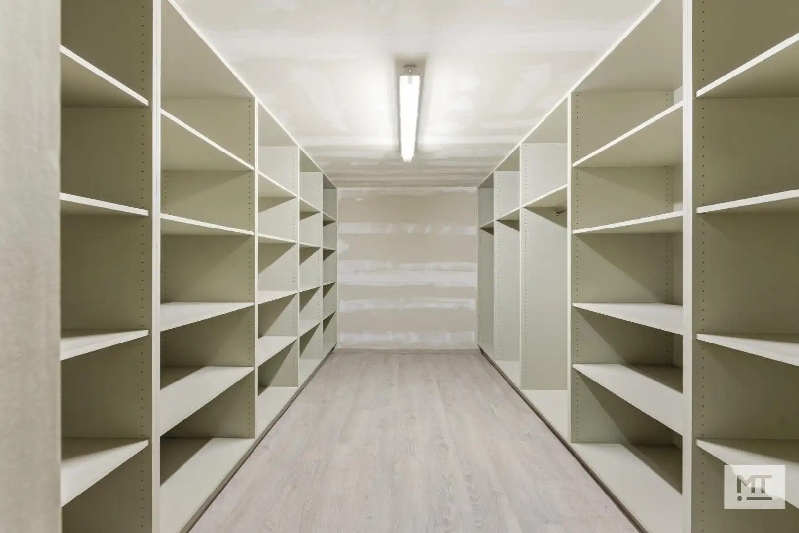 Bijzonder ruim gebouw met magazijn in de dorpskern van Zandvoorde (Zonnebeke) foto 10