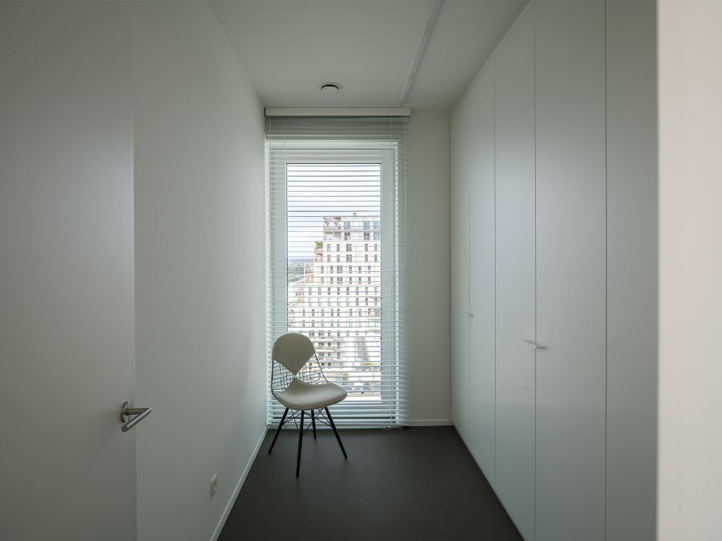 Luxe appartement (BJ 2020) met een adembenemend zicht over het water en de stad. foto 15