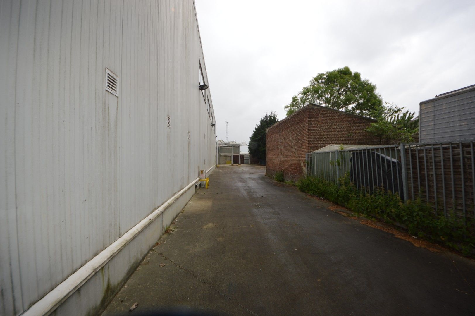 COMMERCIEEL GEBOUW BAANLOCATIE MET PARKING NABIJ MCDONALDS foto 29