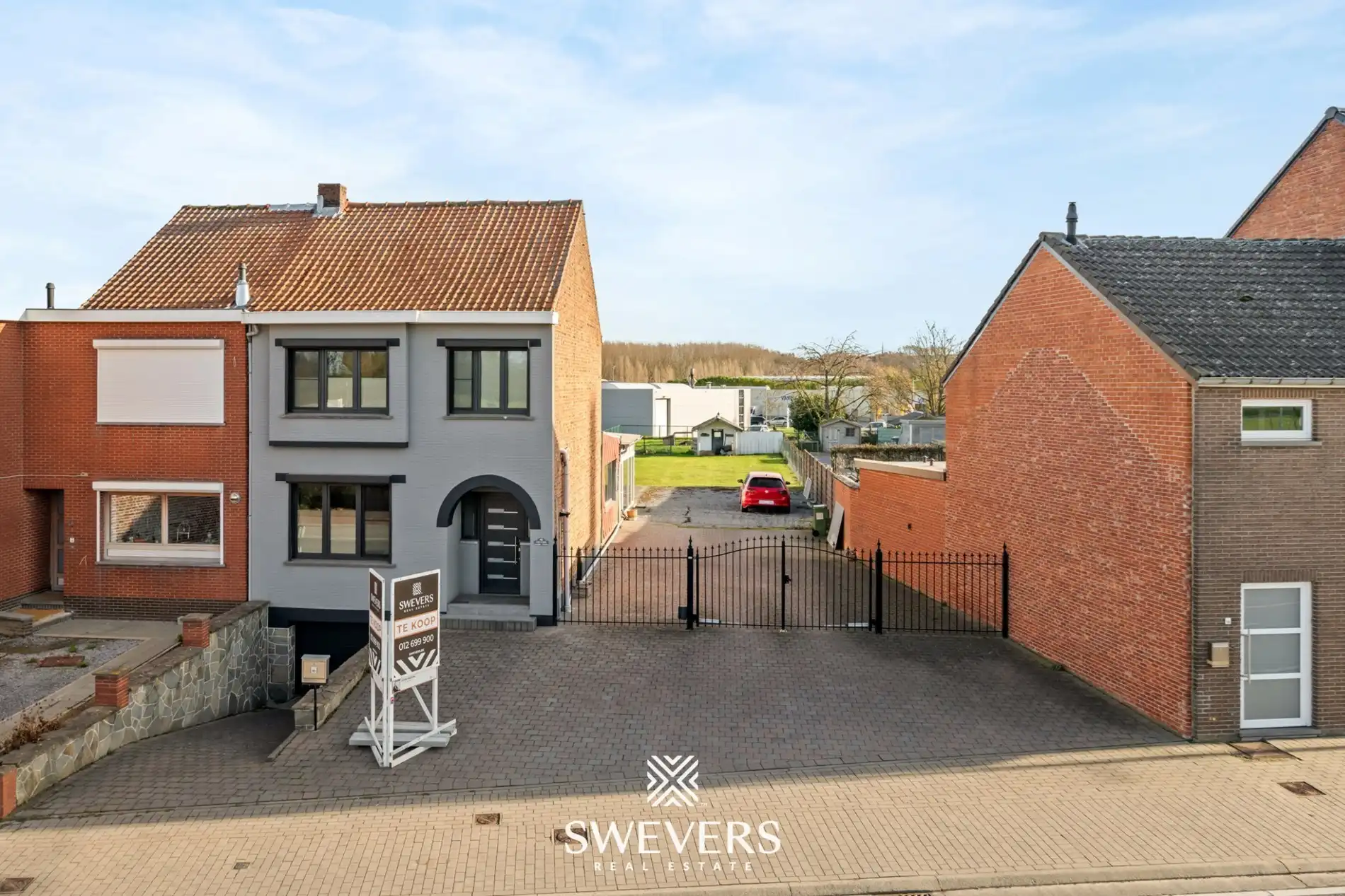 Ideale gezinswoning, instapklaar met ruime tuin en bouwgrond foto 2