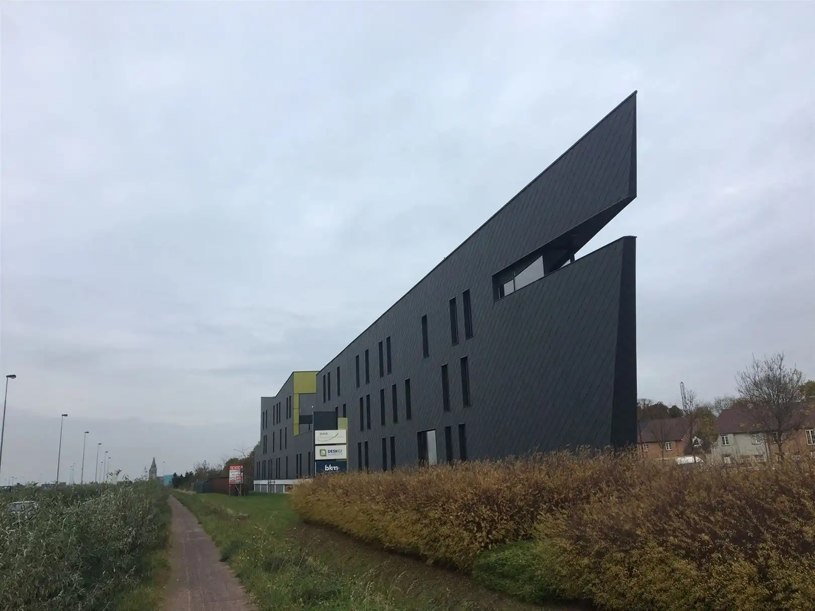 Atypisch kantoorgebouw naast de luchthaven biedt een opsplitsbare ruimte vanaf 440m² op het 1e verdiep. foto {{pictureIndex}}