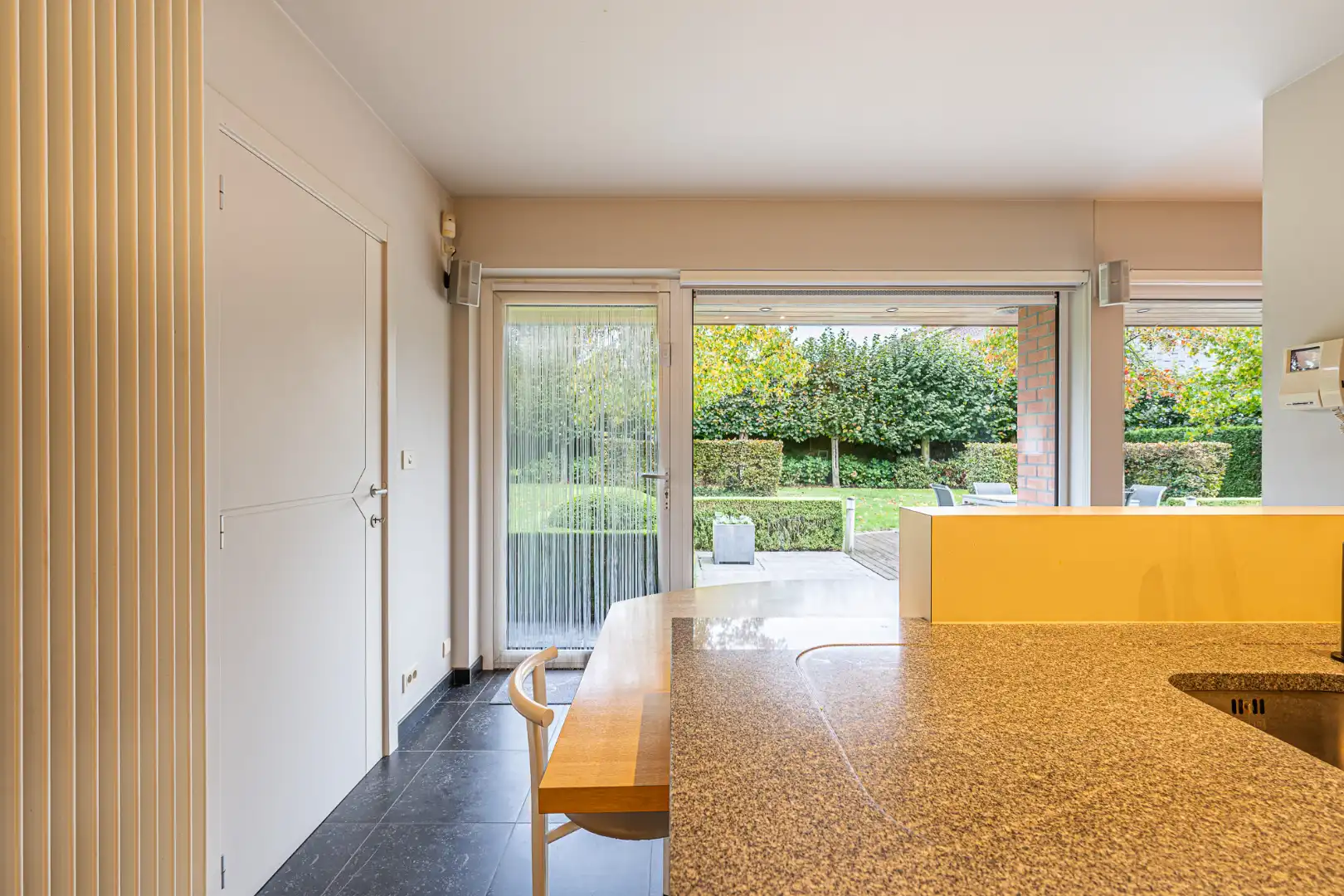 Ruime, instapklare villa met 4 slaapkamers, dubbele garage, burearuimte en aangelegde tuin op ideale ligging in Menen.  foto 19