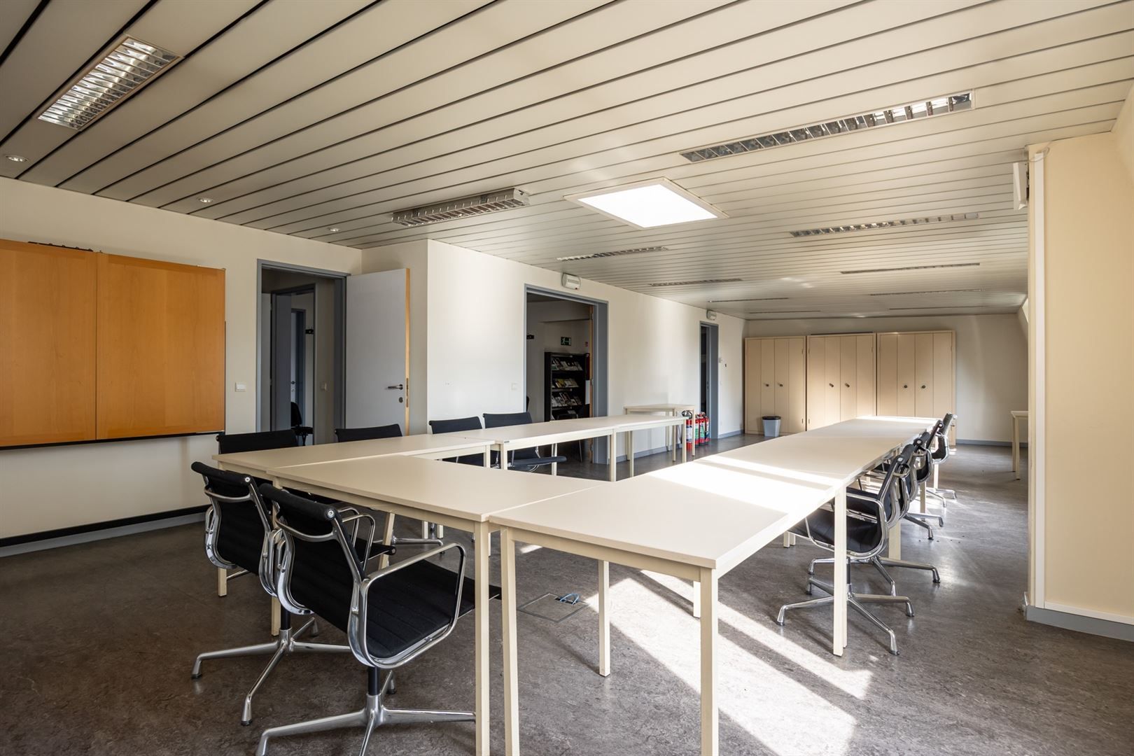 Groot kantoorgebouw op een ideale locatie! foto 15