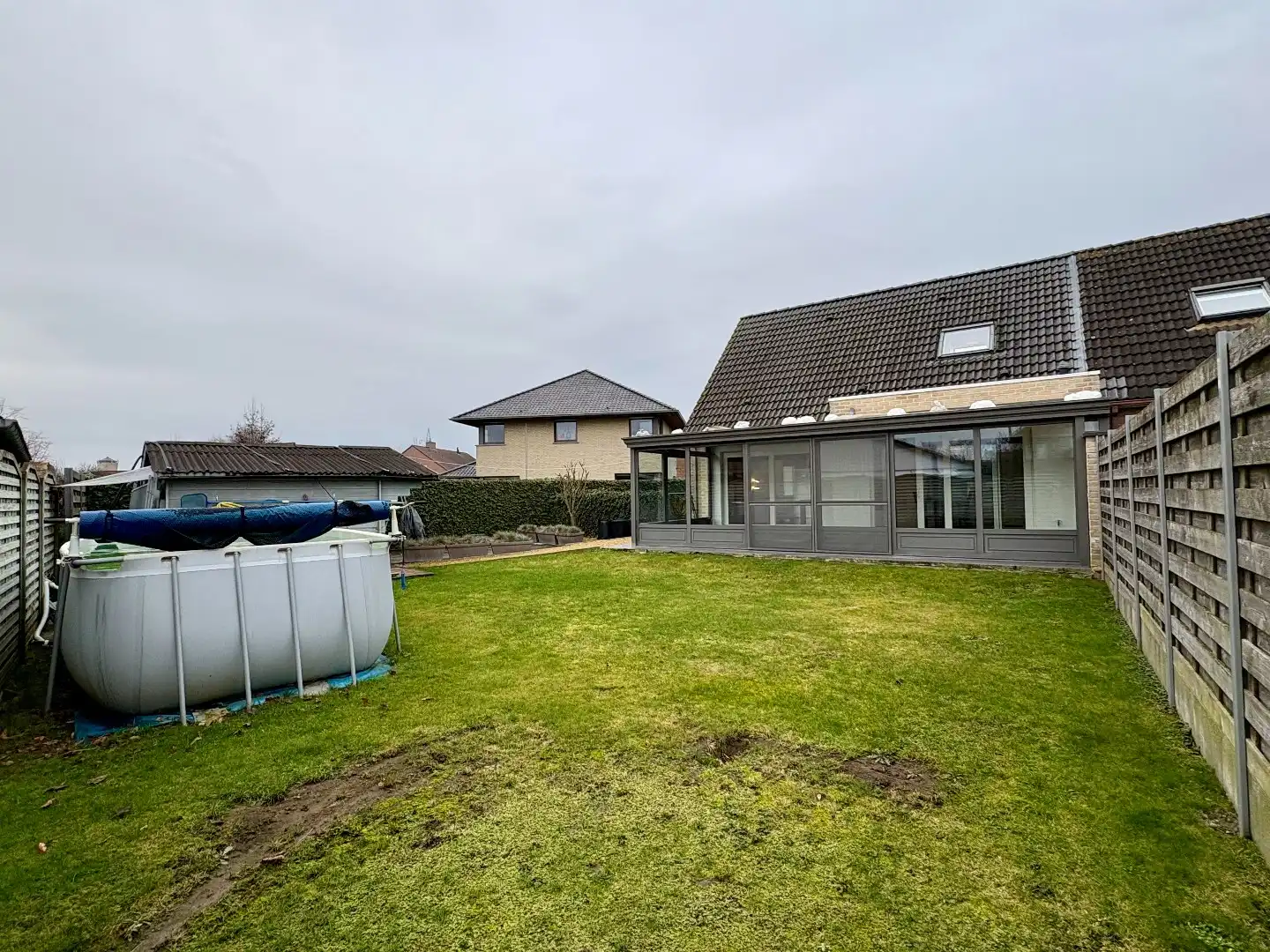 Recentbouw op uiterst rustige ligging met 3 slks, inpandige garage en grote oprit. foto 9