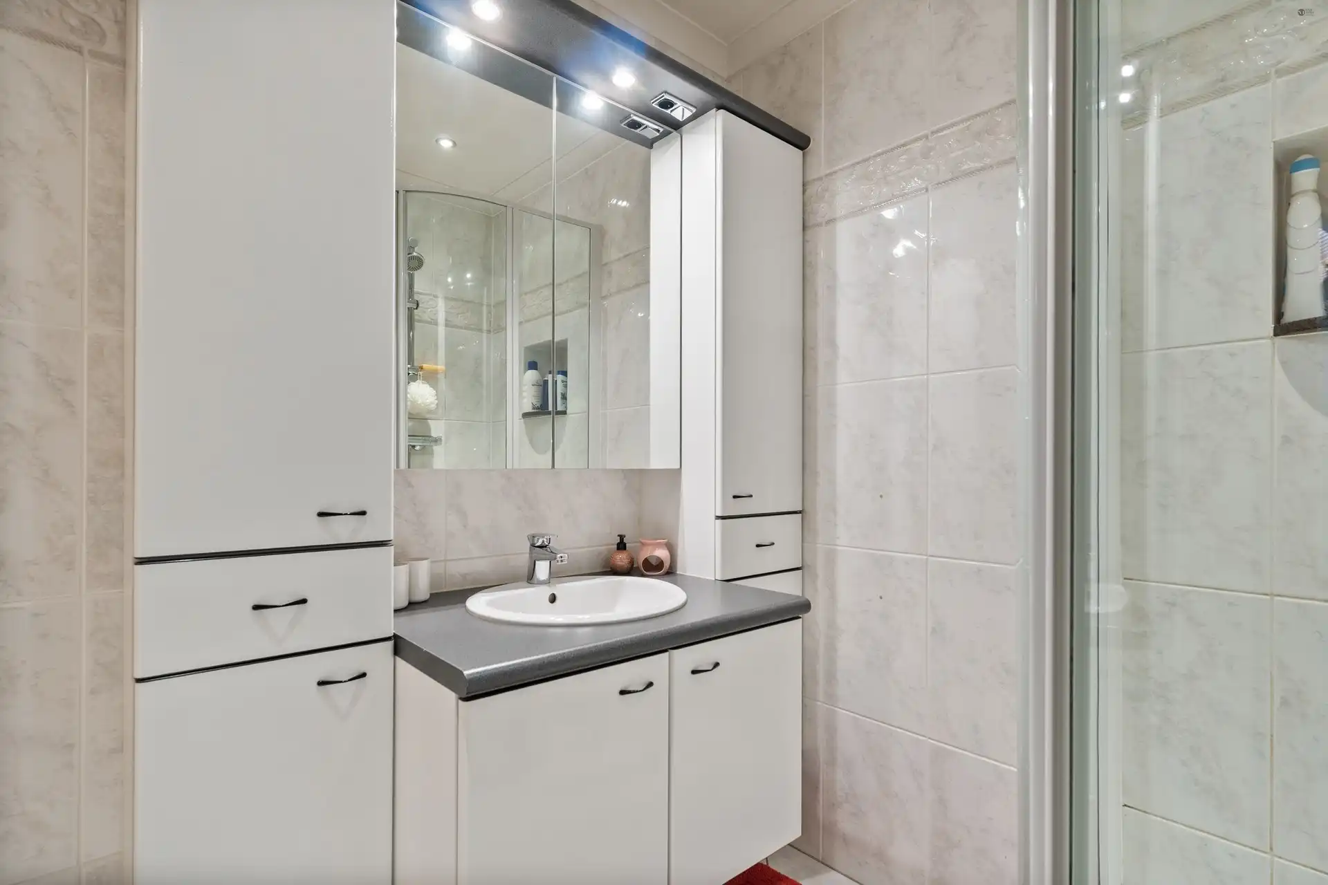 Te renoveren Half open bebouwing op eeen gunstige locatie foto 14