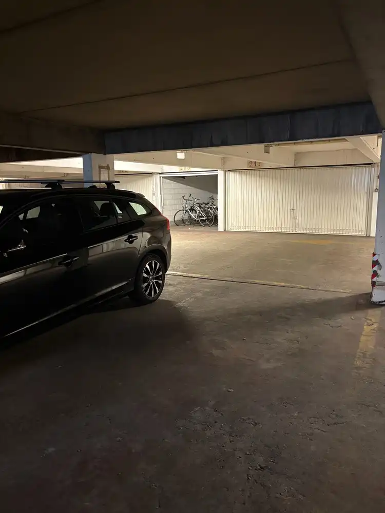 Open ondergrondse autostaanplaats op wandelafstand trein - en busstation! foto 3