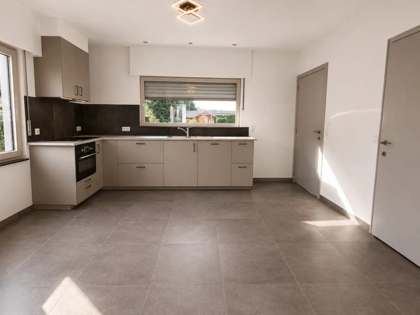 Gerenoveerde open bebouwing met drie slaapkamers, bureau en ruime tuin te huur in Merendree foto 4