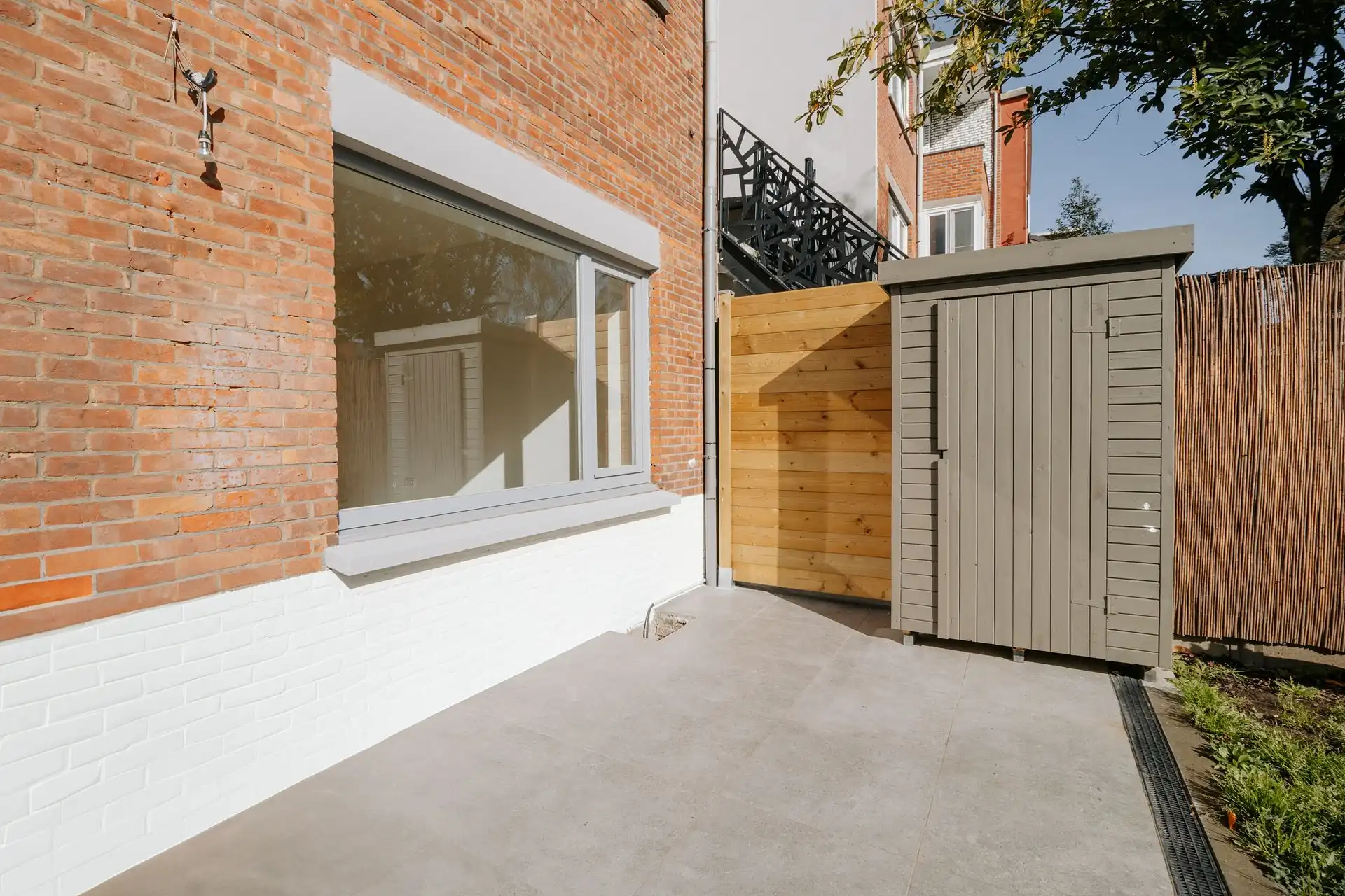 Gerenoveerd gelijkvloers appartement met tuin foto 15