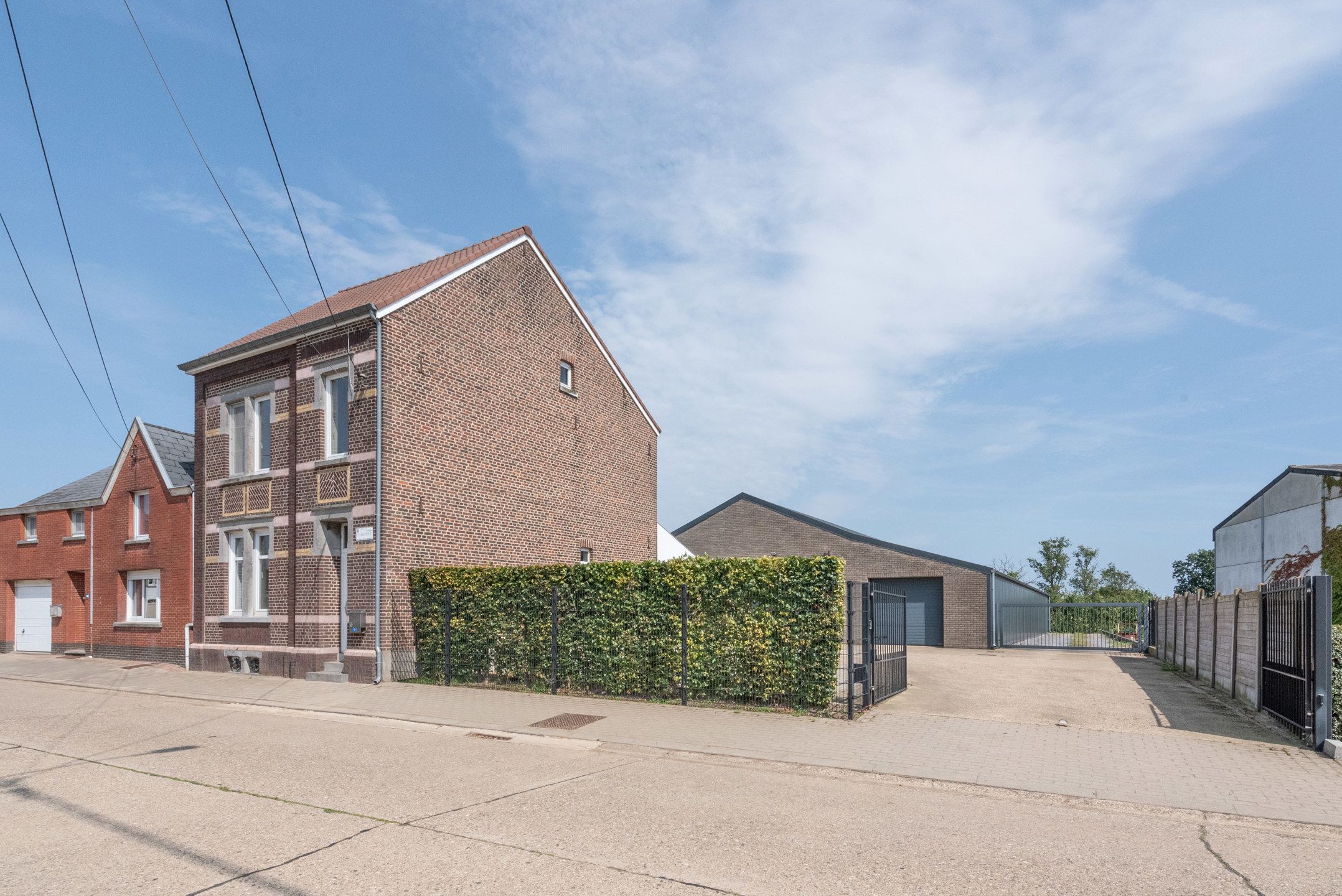 Statige woning met loodsen te Millen foto 2