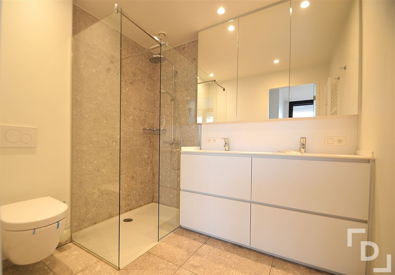 Prachtig afgewerkt appartement op de Grote Markt in Poperinge. foto 6