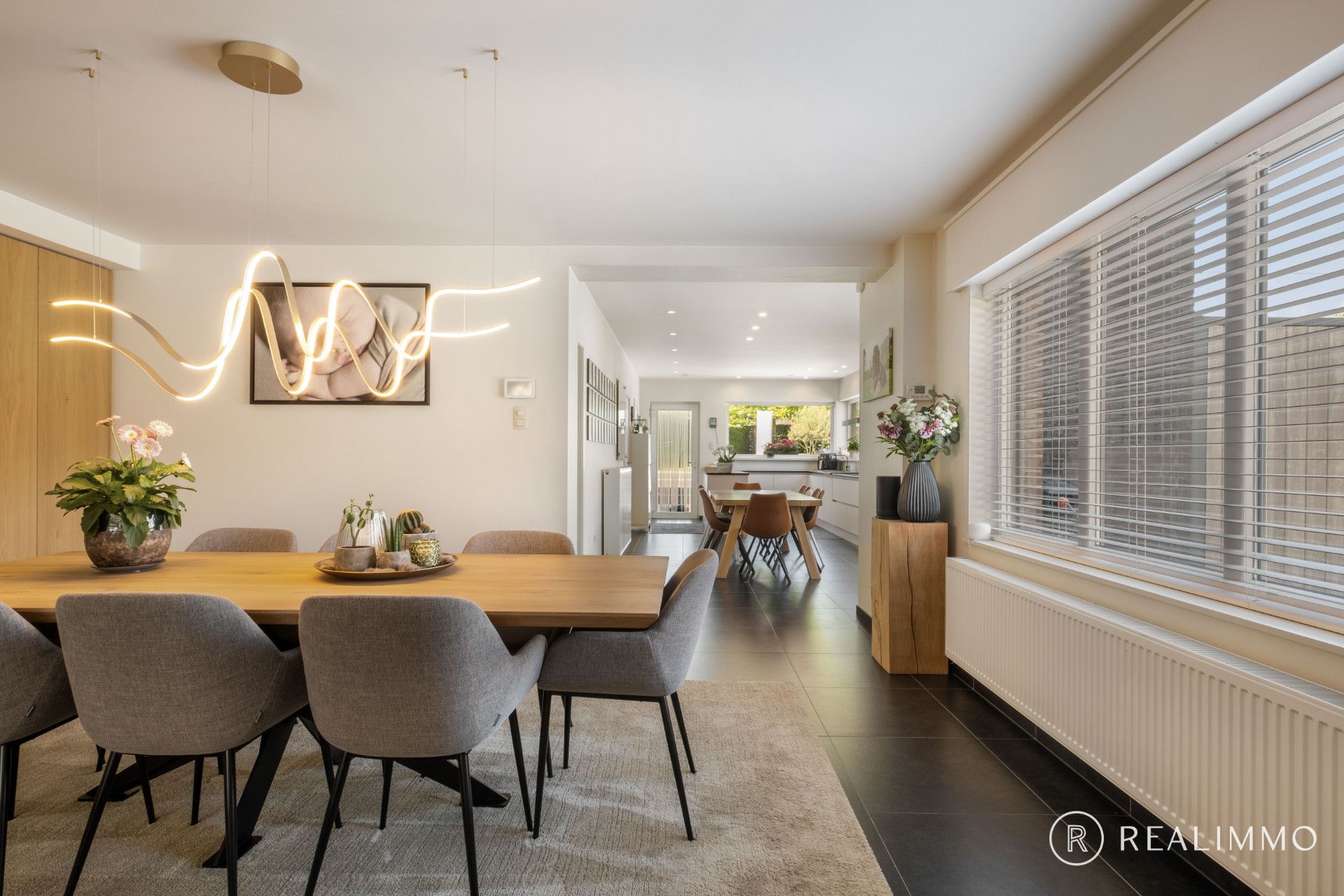 Stijlvol gerenoveerde woning op ruim perceel in het centrum van Moen foto 7