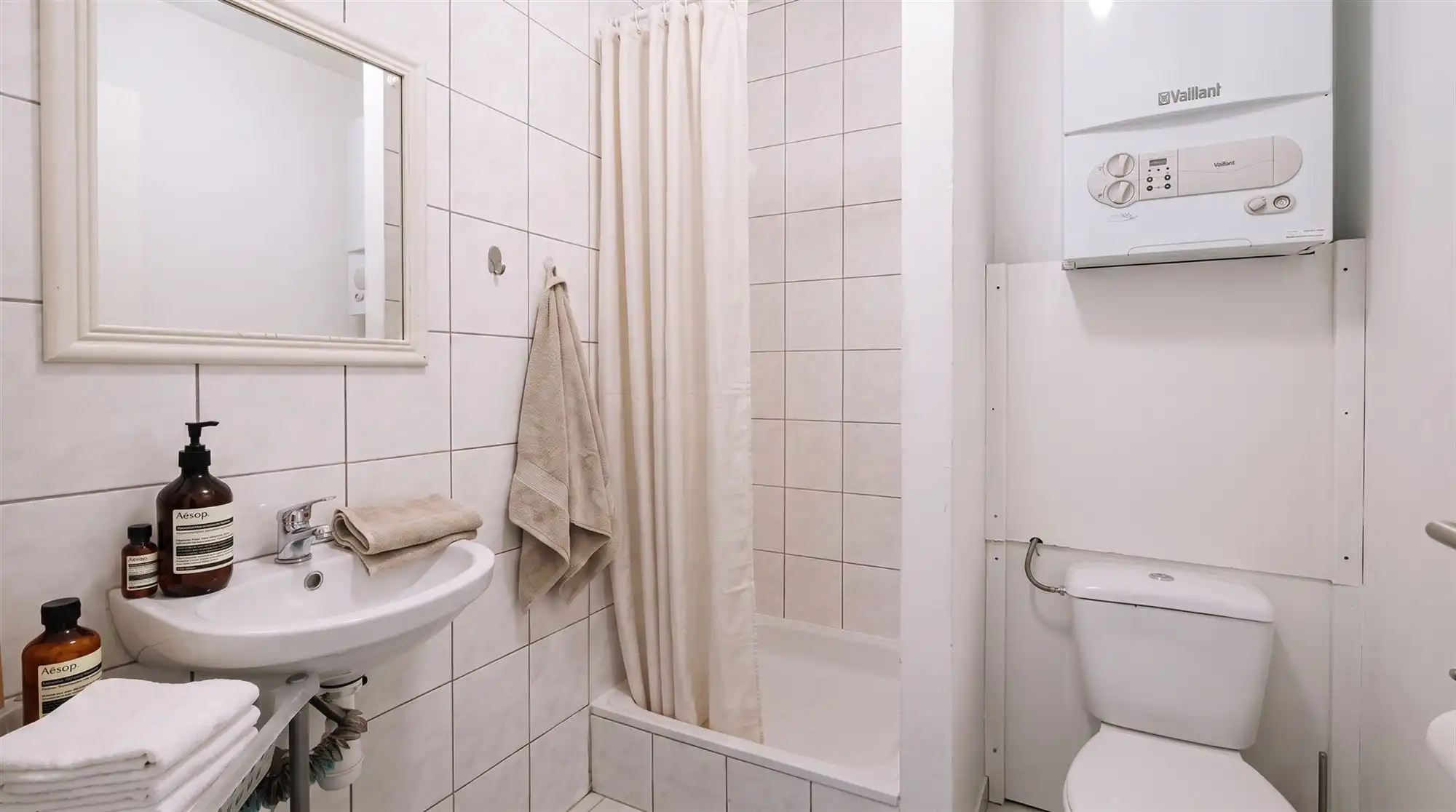 Rendabele opbrengsteigendom met 3 appartementen en handel. foto 8