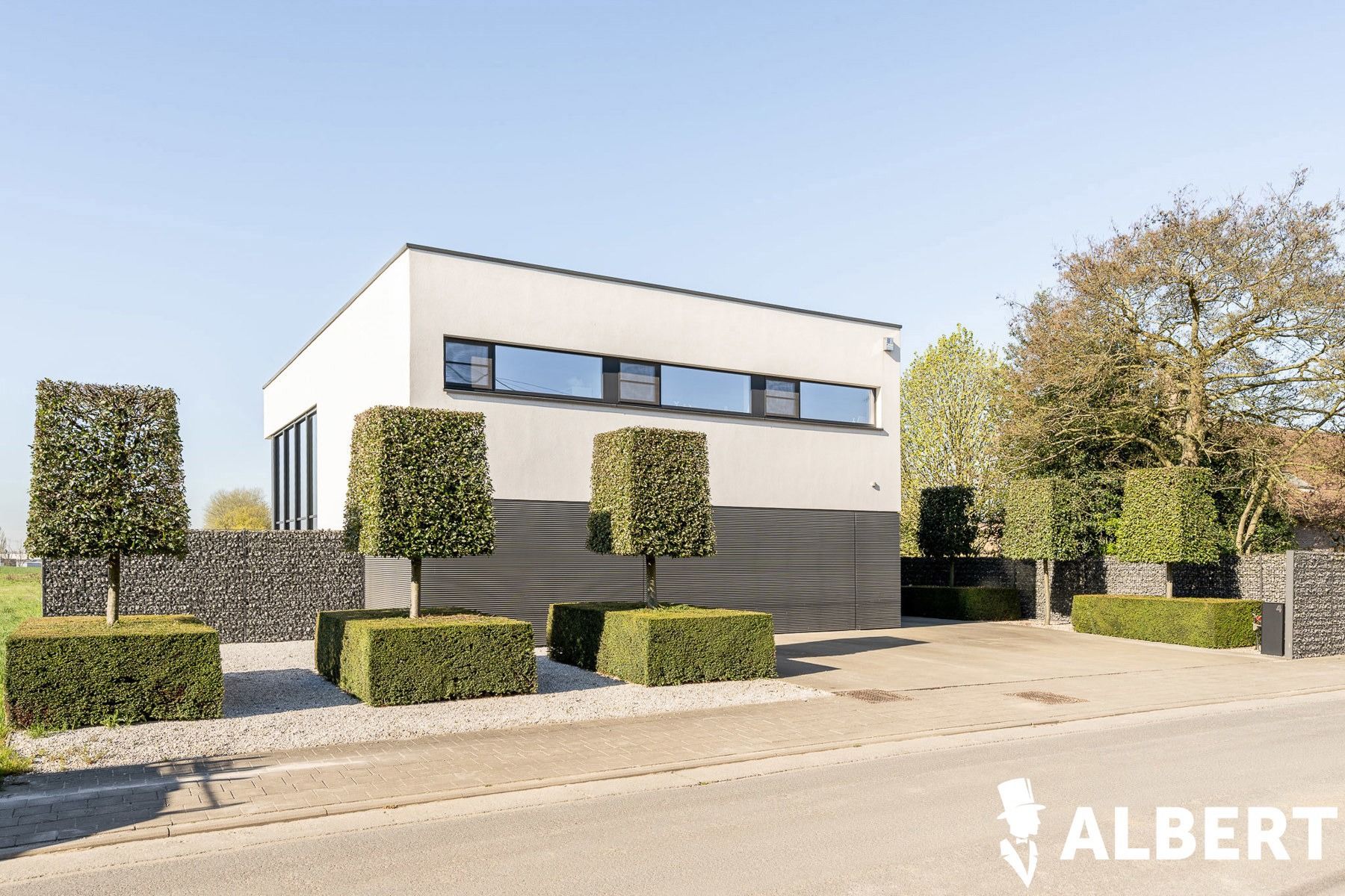 Unieke eigentijdse villa met zwembad foto {{pictureIndex}}