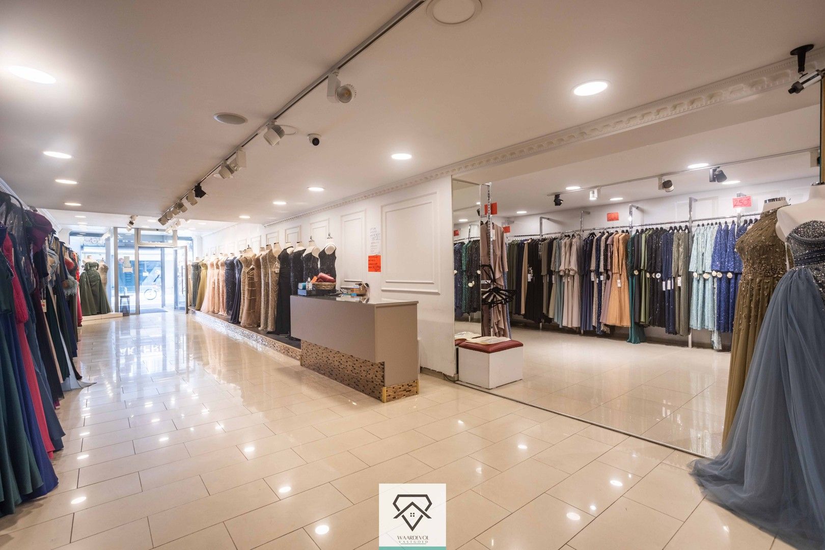 Ruim handelshuis te koop bestaande uit duplexappartement en dubbele handelsruimte foto 8