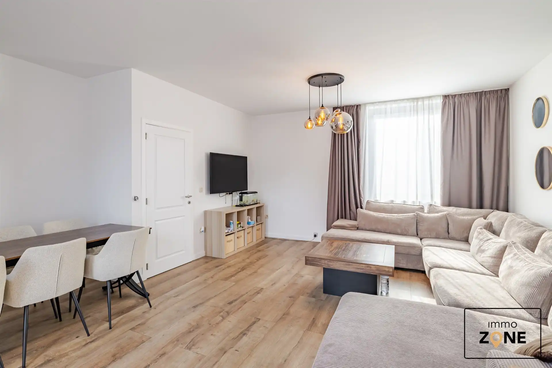 Karaktervolle handelswoning met ruim appartement in Hamme! foto {{pictureIndex}}