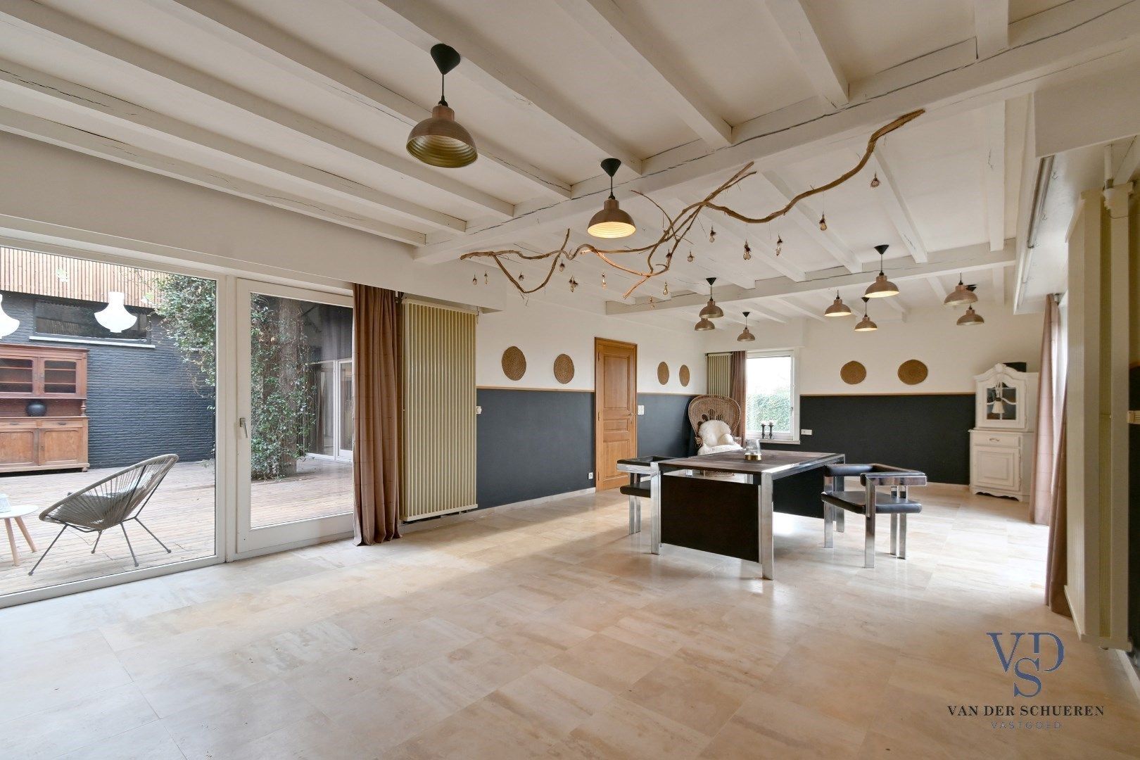 Ruime bungalow met bijgebouwen in Meilegem. foto 5