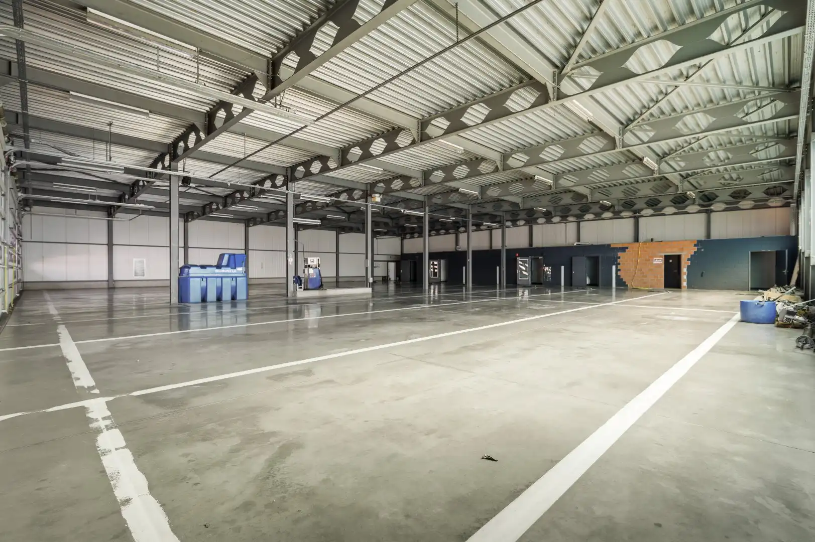 Grote hangaar met ruime parkingmogelijkheden is geschikt voor diverse bedrijfsdoeleinden. foto 11