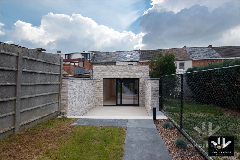 Volledig gerenoveerde, instapklare en energiezuinige rijwoning met 4 slaapkamers, 2 badkamers, zonnig terras, omheinde tuin en privéparking net buiten de Grote Ring van Hasselt. foto 6