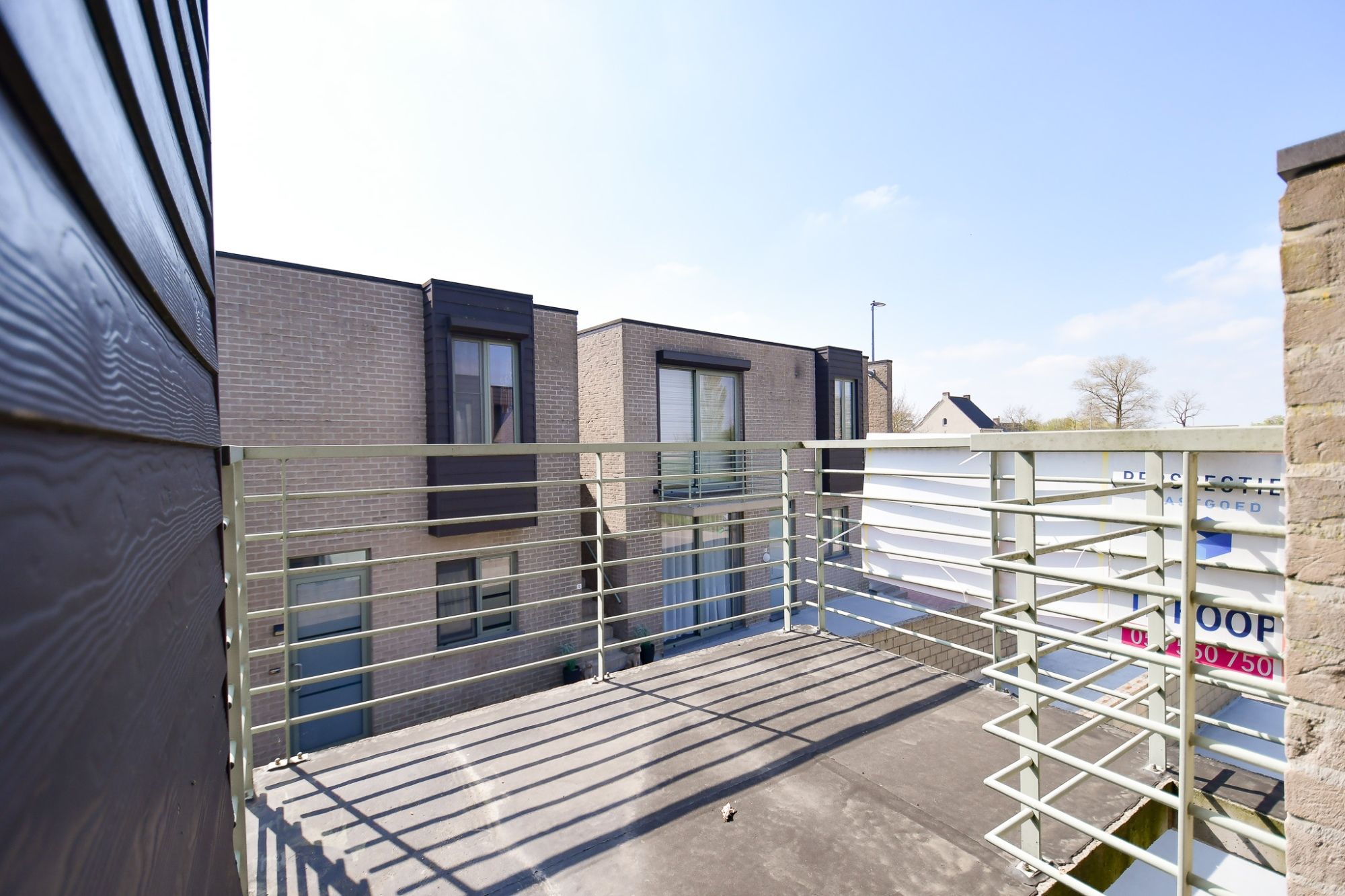 INSTAPKLAAR 2 slaapkamer appartement met terras incl. AUTOSTAANPLAATS en kelder foto 3