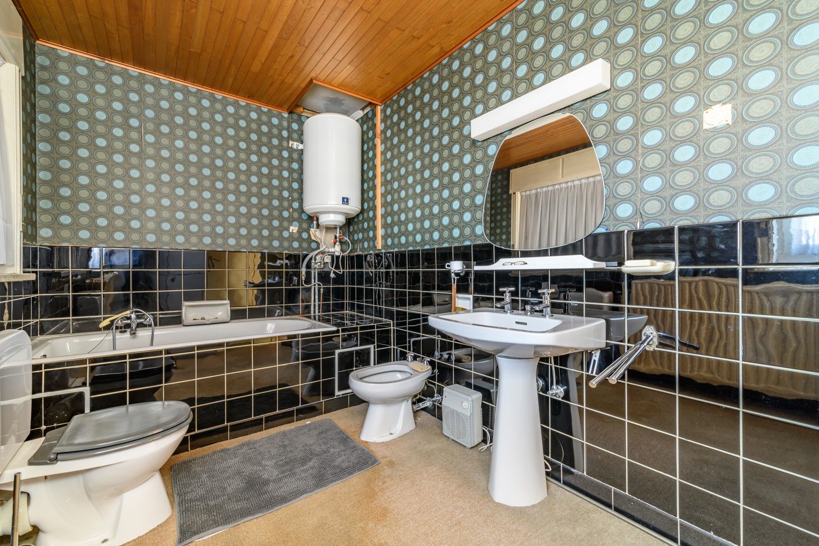 Centraal gelegen, ruime te renoveren gezinswoning foto 21