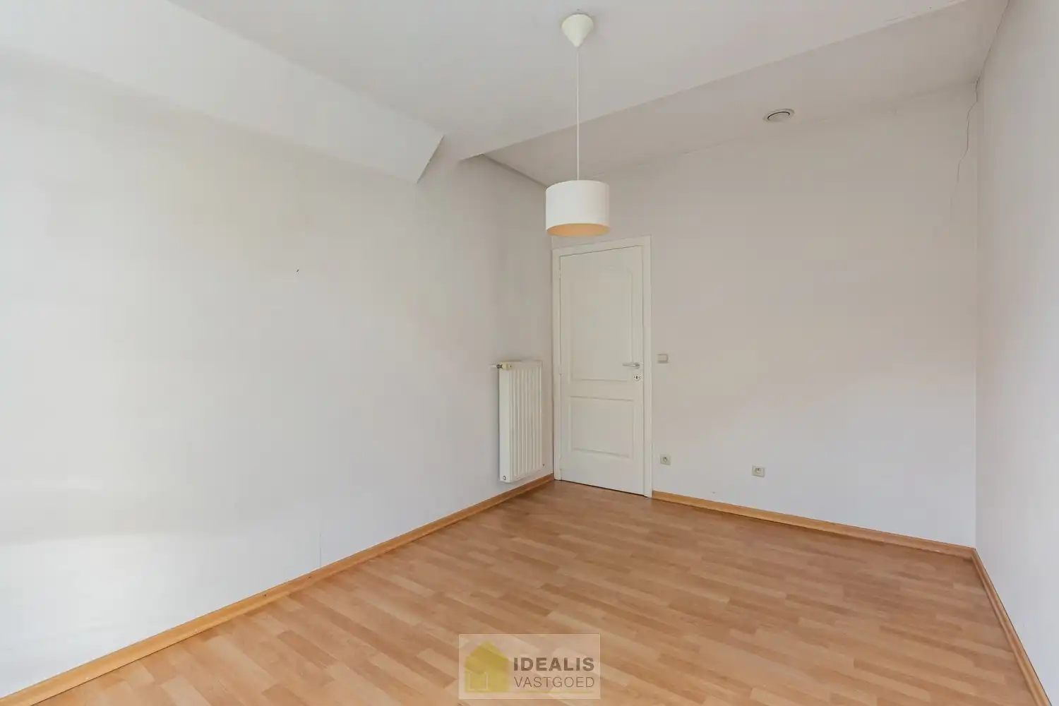 IDEALIS VASTGOED – HEDENDAAGSE EENGEZINSWONING OP RUSTIGE LOCATIE MET AANGELEGDE TUIN OP EEN KNAP PERCEEL (9A87CA) NABIJ HET CENTRUM VAN PELT – De woning omvat een heerlijke lichtrijke open leefruimte met aansluitend goed uitgeruste keuken, fijne wasplaats/berging, 4 royale slaapkamers en goed ingerichte badkamer. Een praktisch ingedeelde woning op een aangenaam en ruim perceel! foto 23