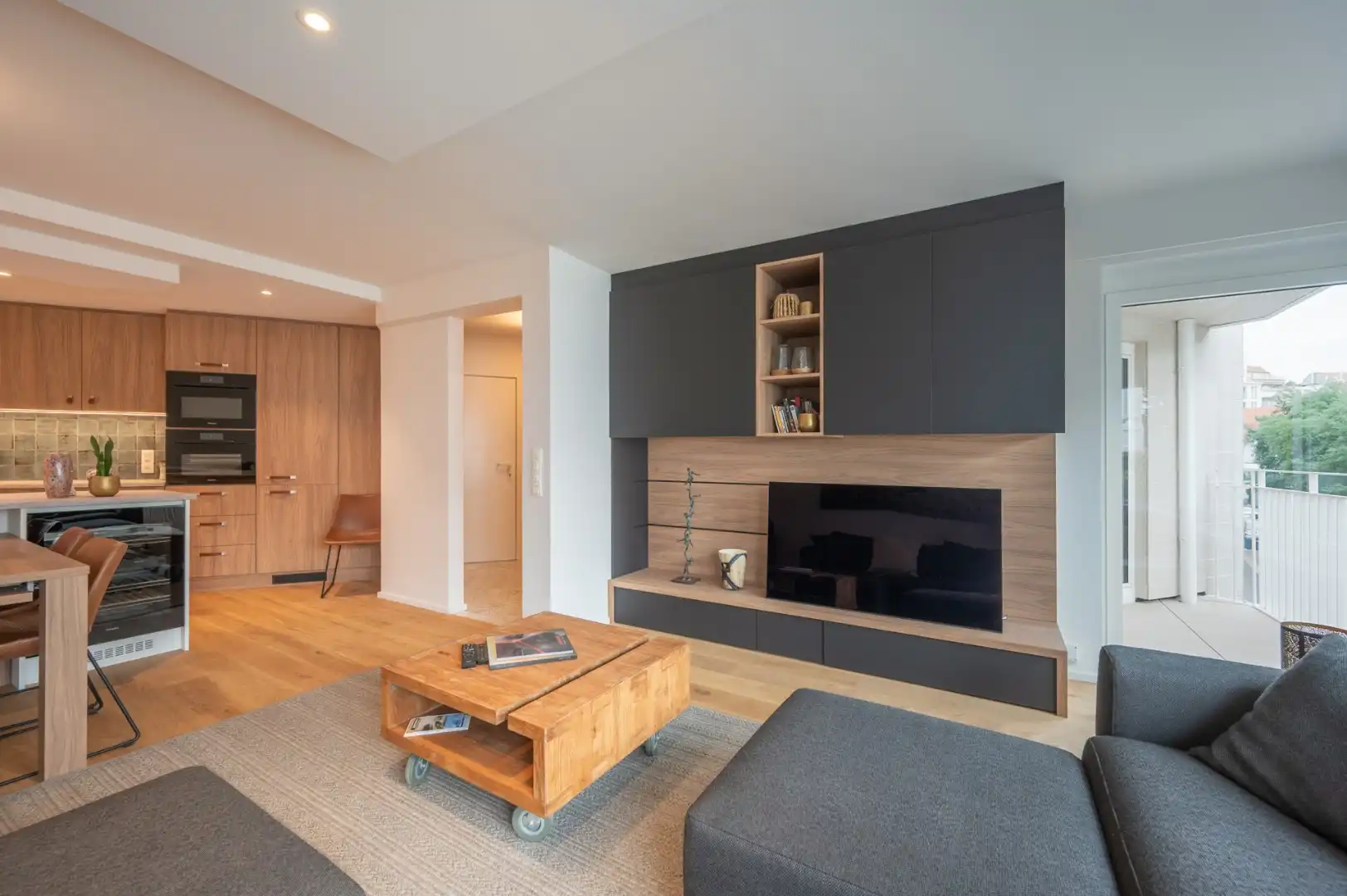 Uitzonderlijk breed appartement met aangenaam zicht op groen en villa's van Het Zoute, gelegen in residentie tussen Driehoeksplein en Ijzerzerpark. foto 9