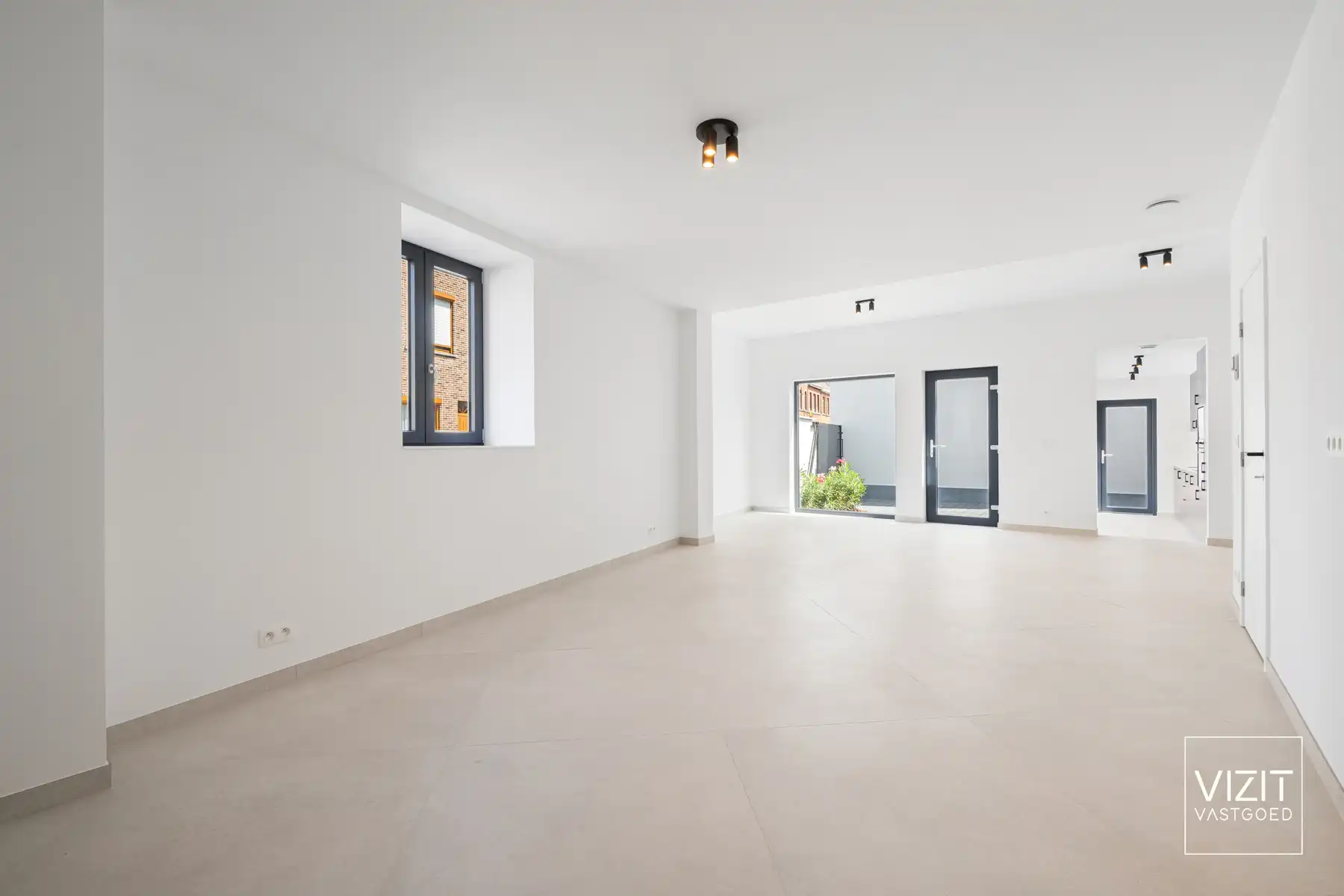 Hoogwaardig afgewerkte moderne stadswoning met patio foto 3
