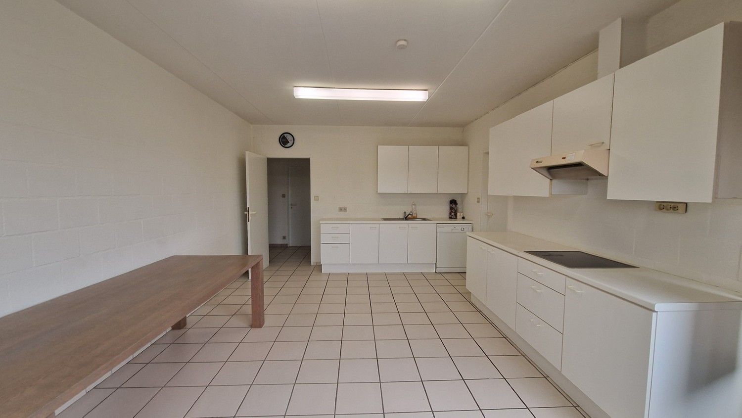 Kantoorruimtes met sanitair, kitchenette en parkeerplaatsen foto 18